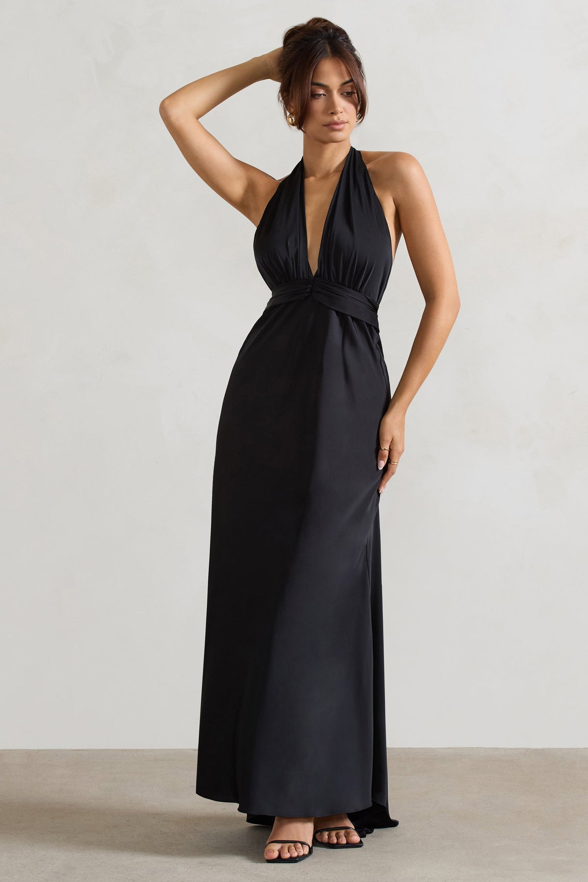 Carolyn | Schwarzes Satin-Maxikleid mit tiefem Ausschnitt und abfallendem Saum