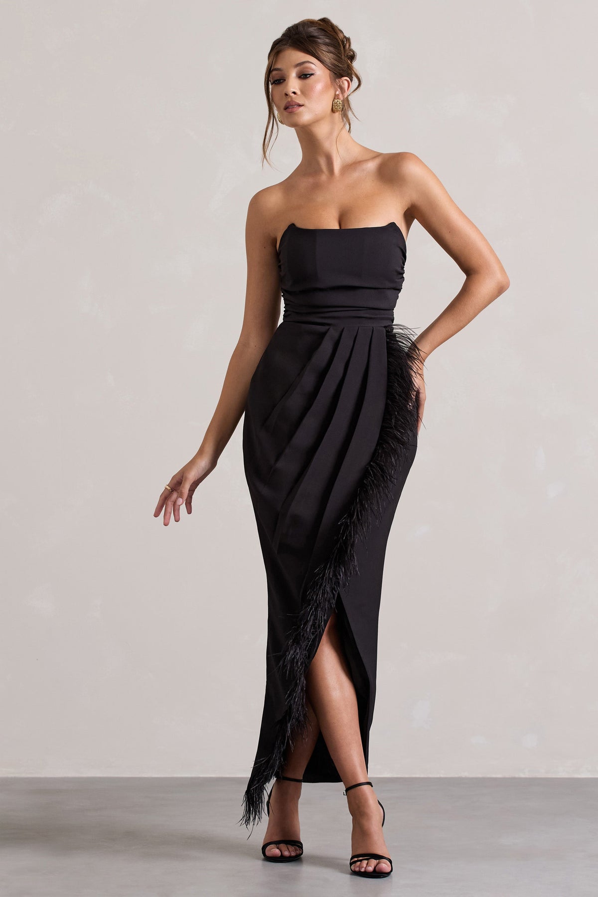 Chosen | Schwarzes Bandeau-Wickel-Maxikleid mit Federbesatz