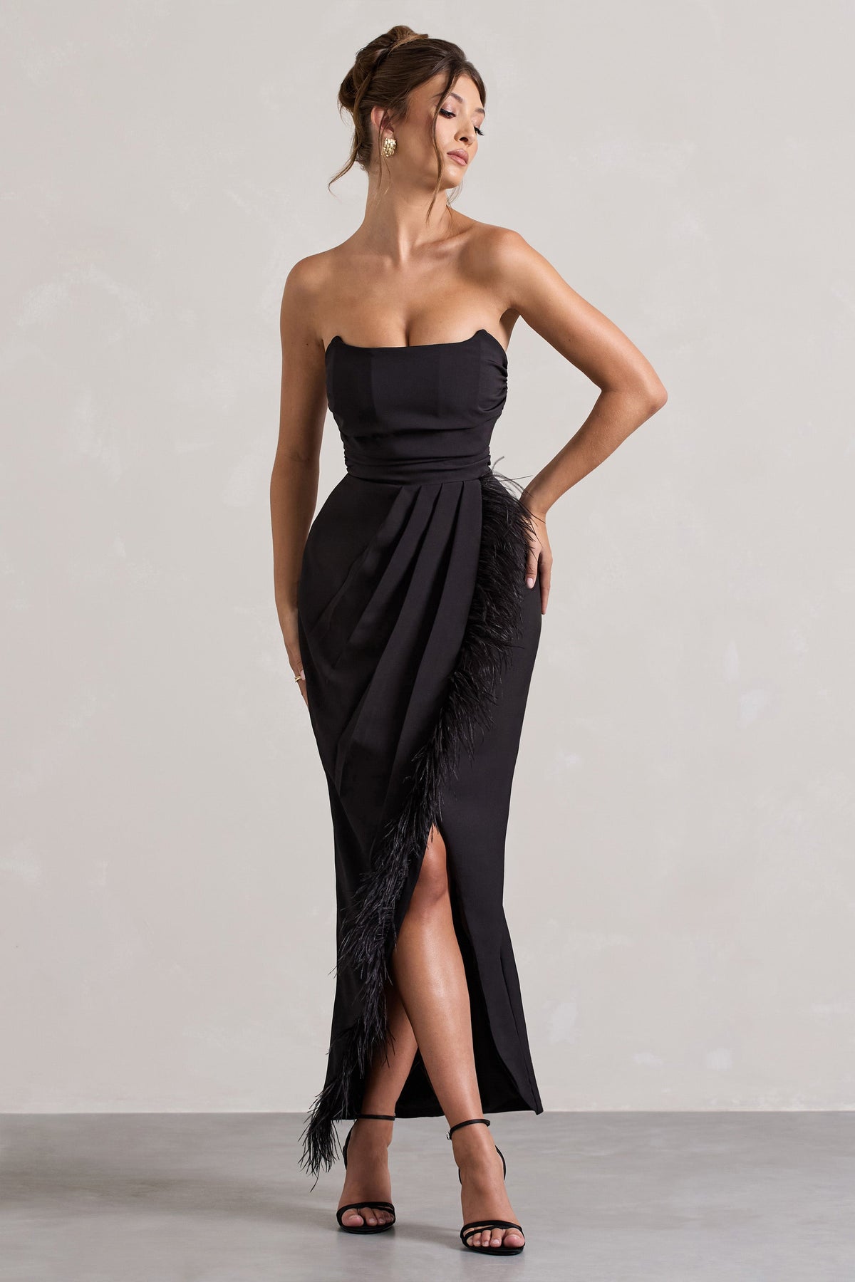 Chosen | Schwarzes Bandeau-Wickel-Maxikleid mit Federbesatz