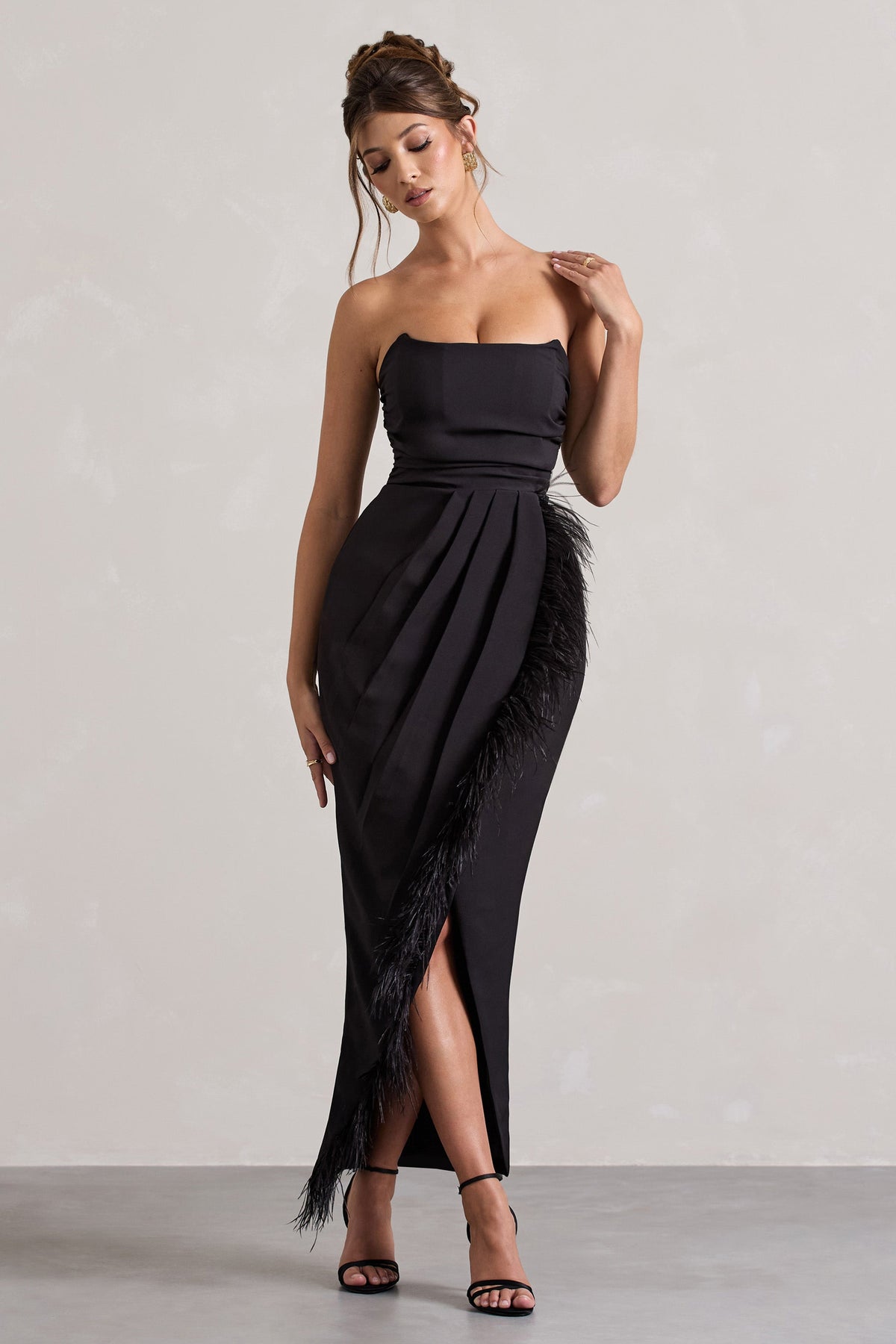 Chosen | Schwarzes Bandeau-Wickel-Maxikleid mit Federbesatz