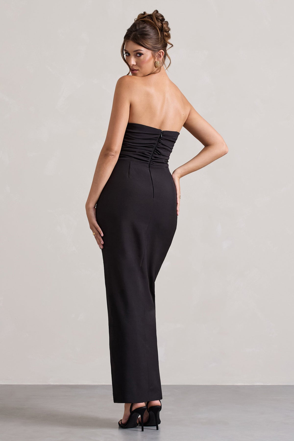 Chosen | Schwarzes Bandeau-Wickel-Maxikleid mit Federbesatz