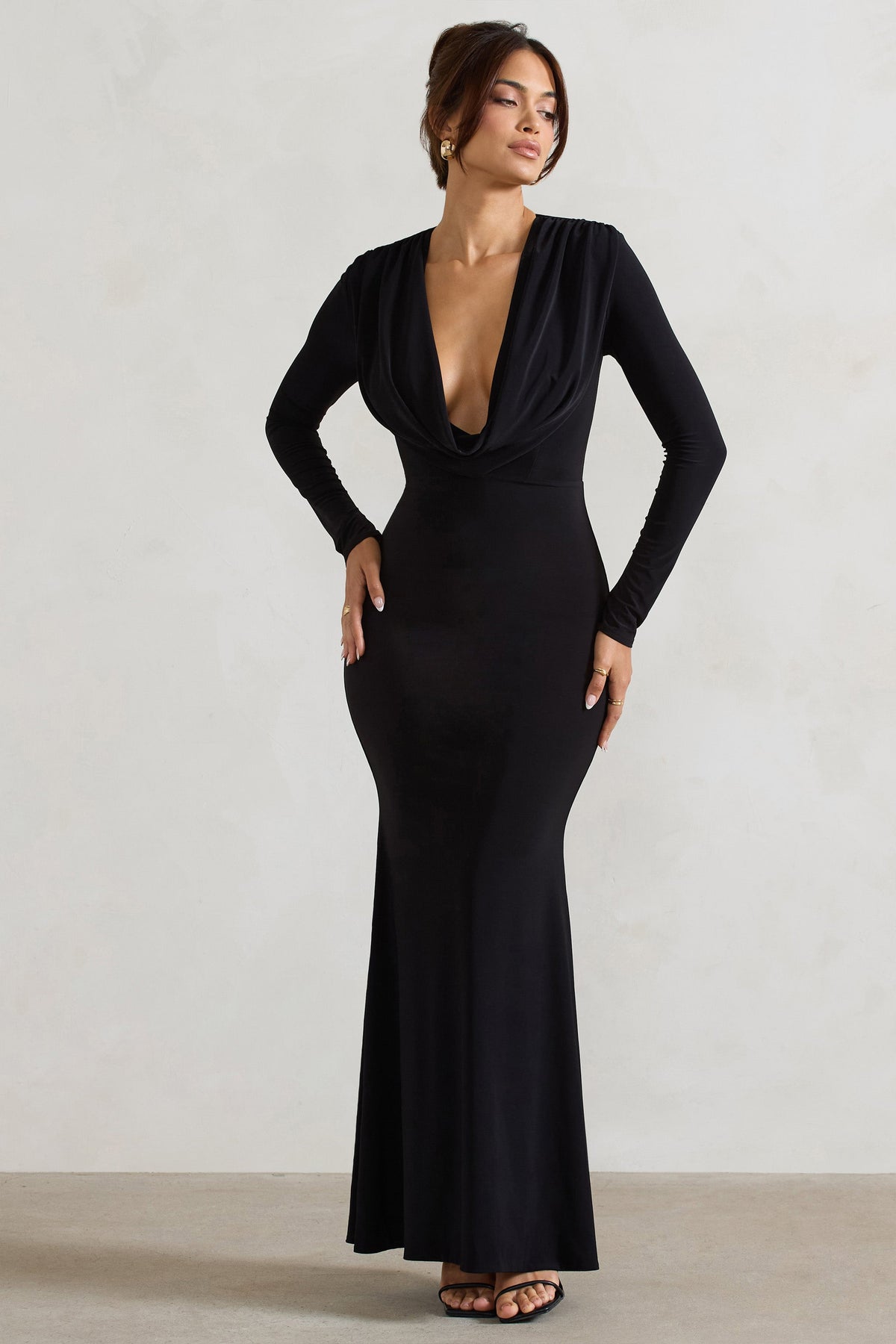 Heavy Heart | Schwarzes Maxikleid mit Wasserfallausschnitt und langen Ärmeln