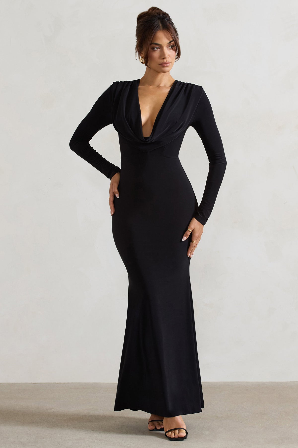 Heavy Heart | Schwarzes Maxikleid mit Wasserfallausschnitt und langen Ärmeln