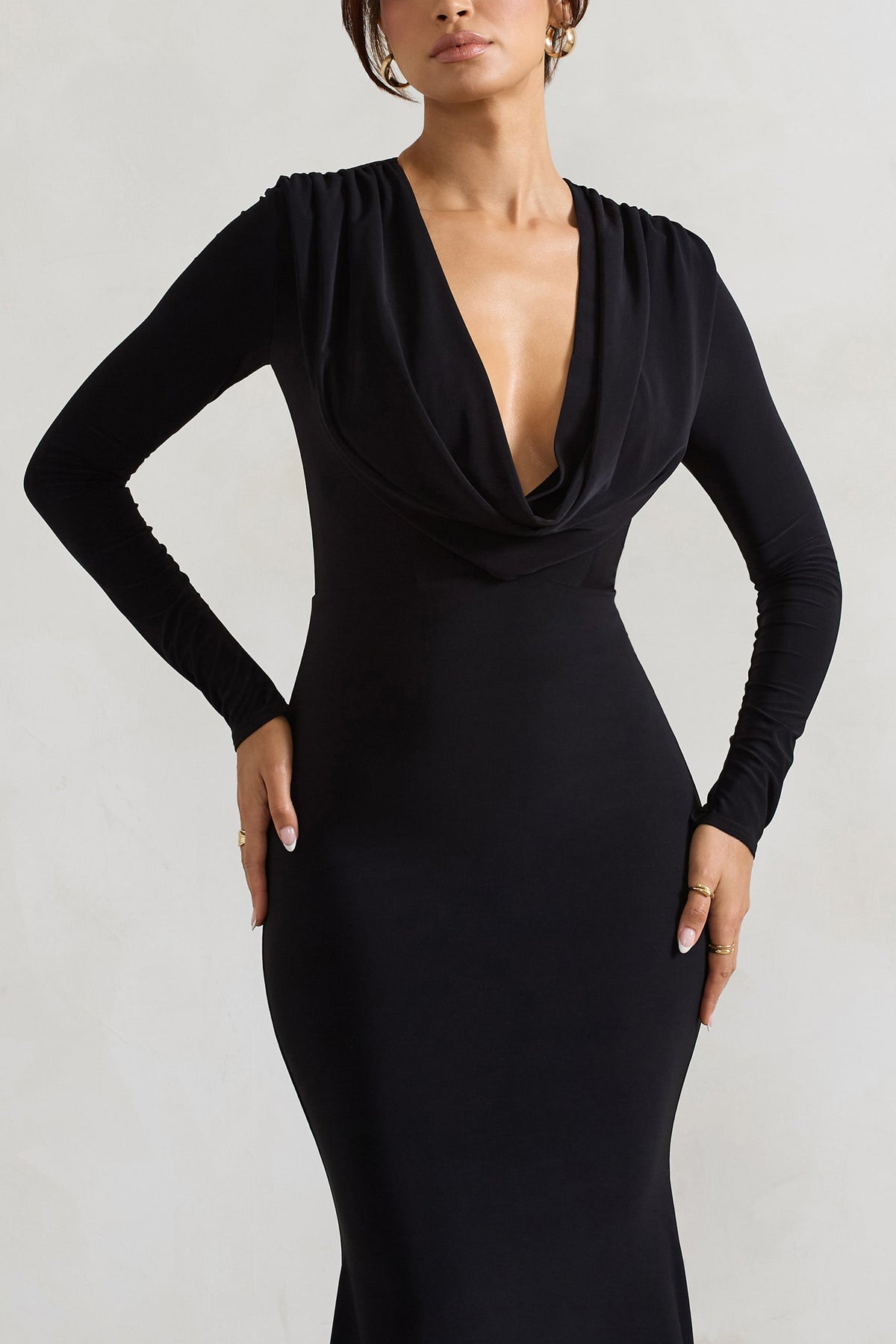 Heavy Heart | Schwarzes Maxikleid mit Wasserfallausschnitt und langen Ärmeln