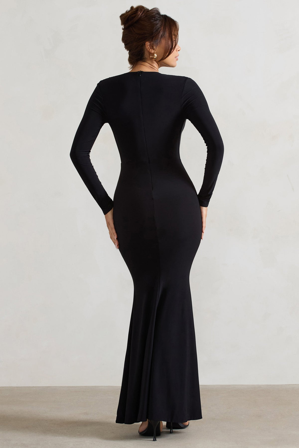 Heavy Heart | Schwarzes Maxikleid mit Wasserfallausschnitt und langen Ärmeln