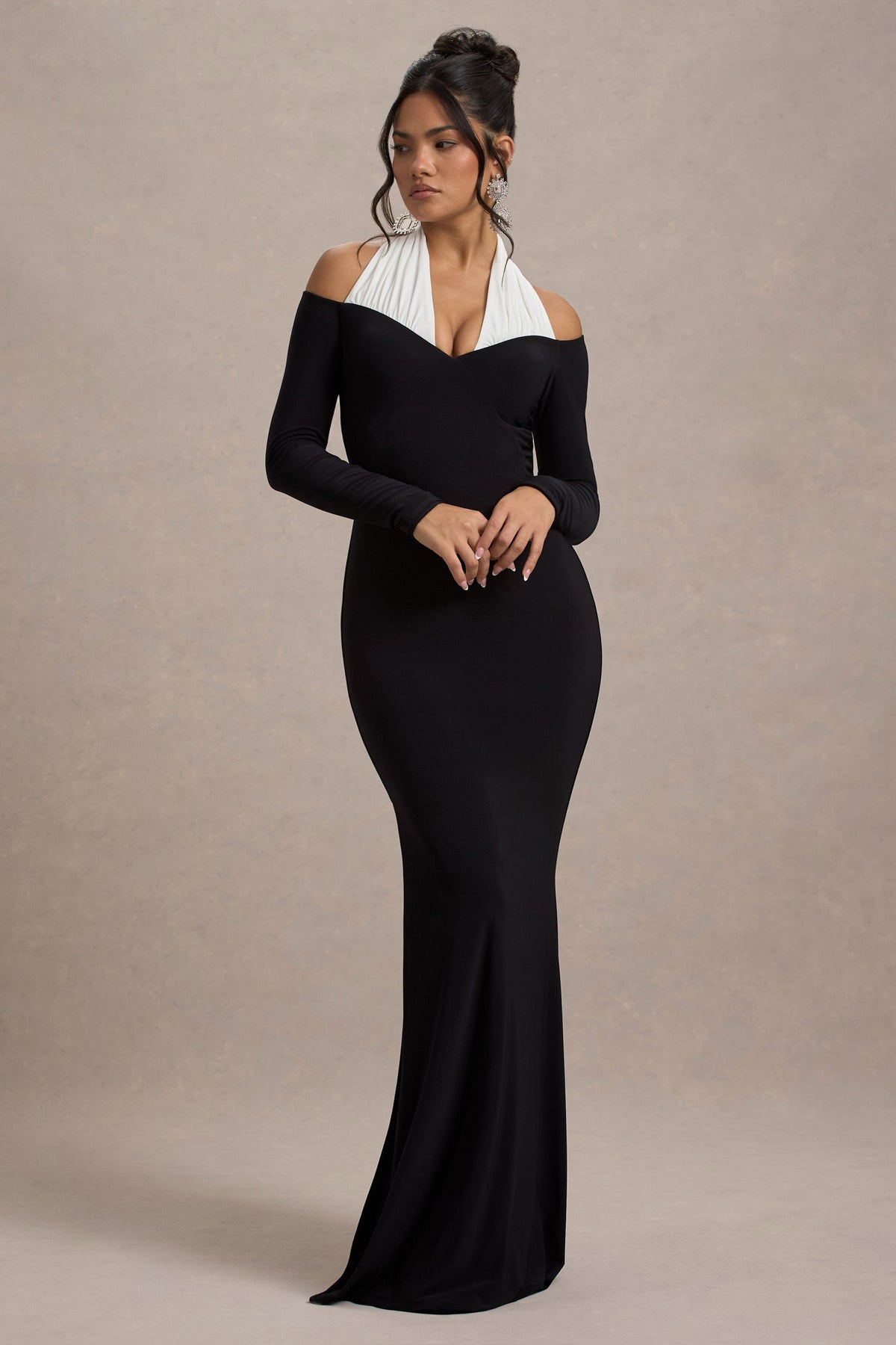 Living High | Schwarz-weißes Halterneck-Maxikleid mit Schlitz