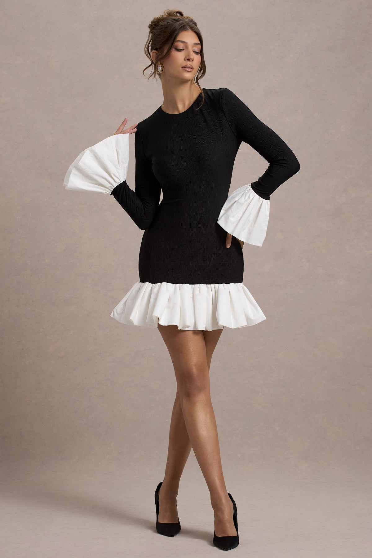 Josefina | Schwarzes Minikleid mit langen Ärmeln und weißen Satinverzierungen.