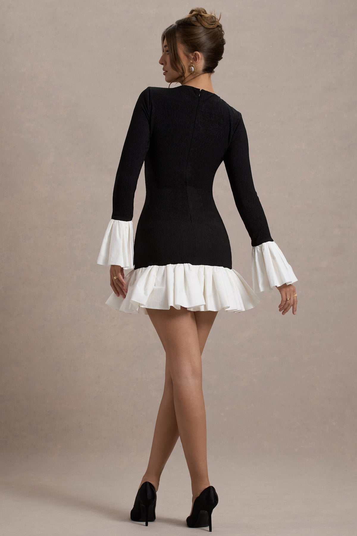 Josefina | Schwarzes Minikleid mit langen Ärmeln und weißen Satinverzierungen.