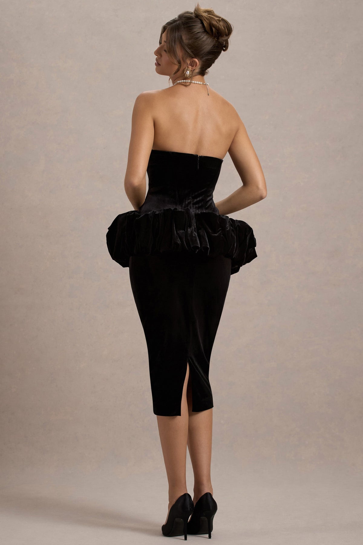 Sarifa | Schwarzes Samt-Korsett-Midikleid ohne Träger mit Rüschen-Peplum