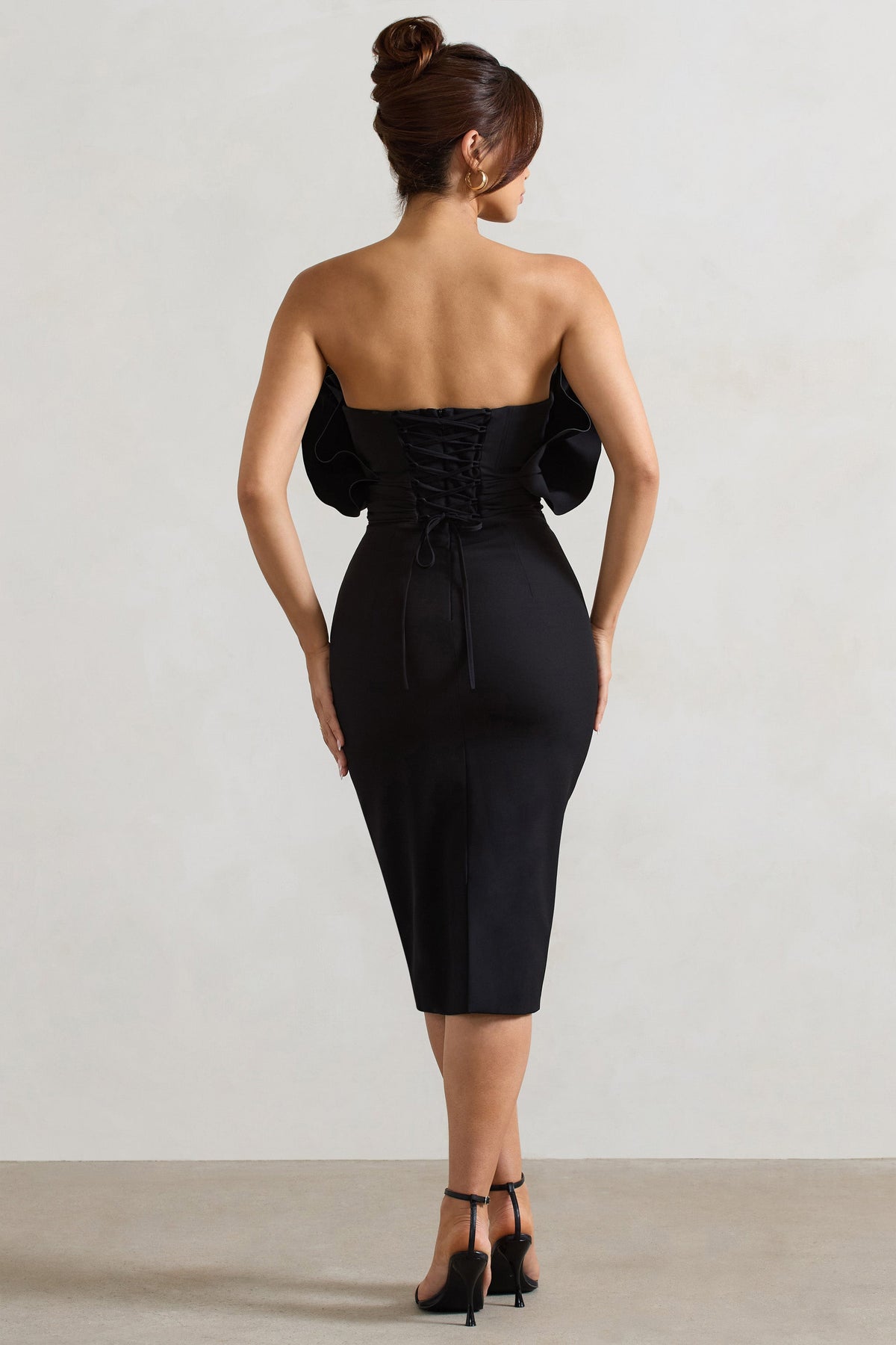 Oria | Schwarzes Midikleid ohne Träger mit Rüschen