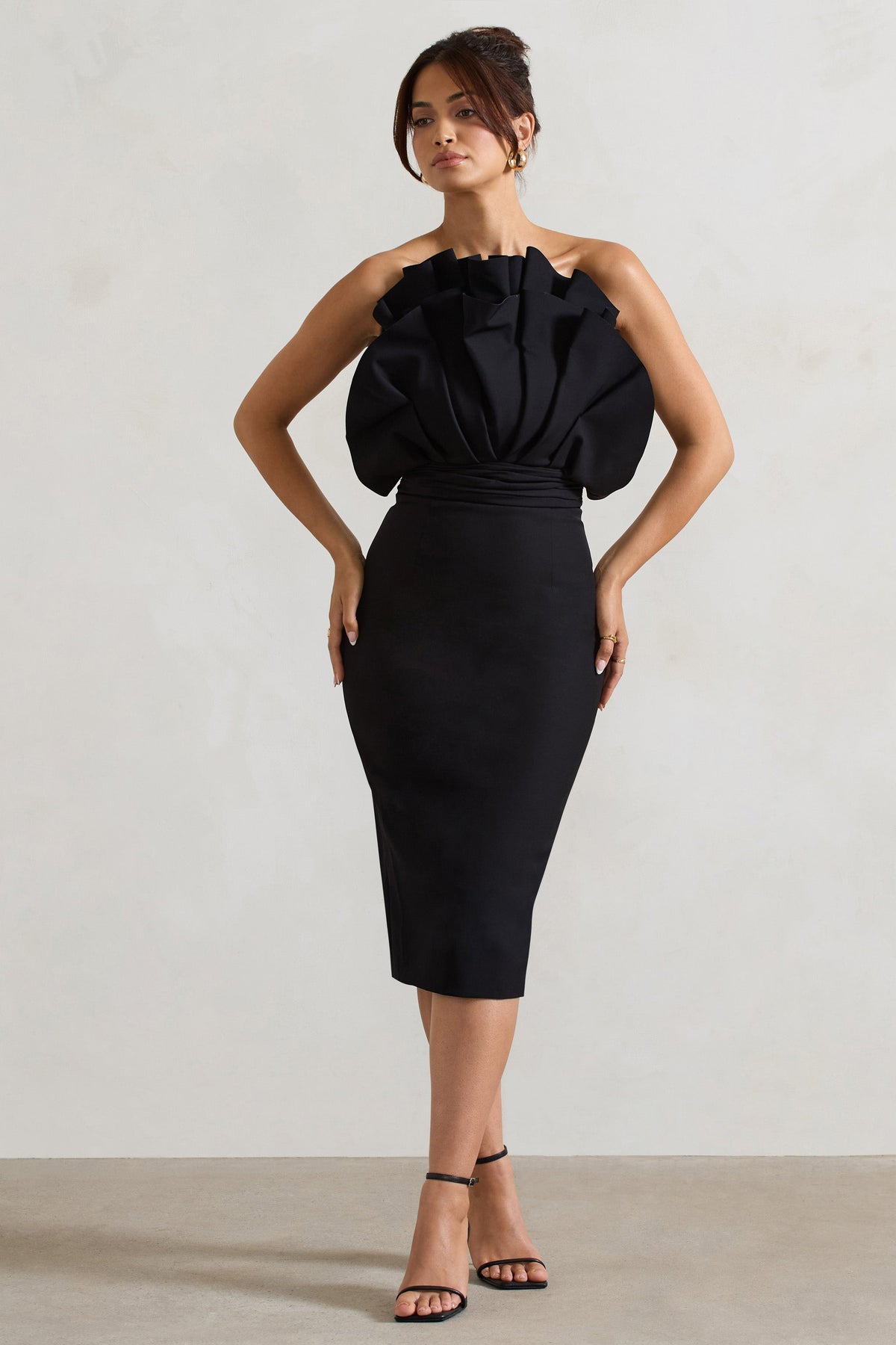 Oria | Schwarzes Midikleid ohne Träger mit Rüschen