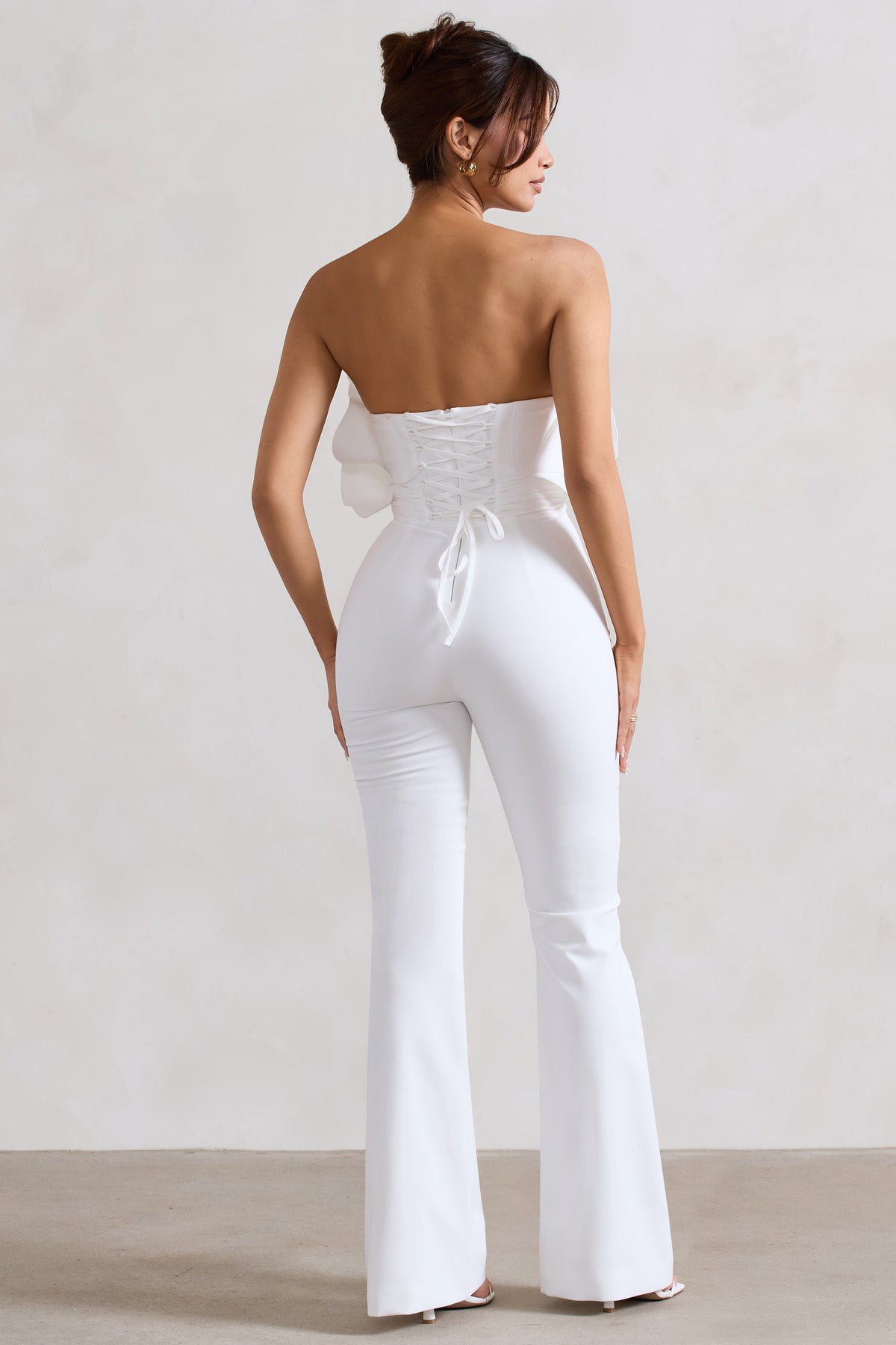 Nicia | Weißer rückenfreier Jumpsuit mit Rüschen und ausgestelltem Bein