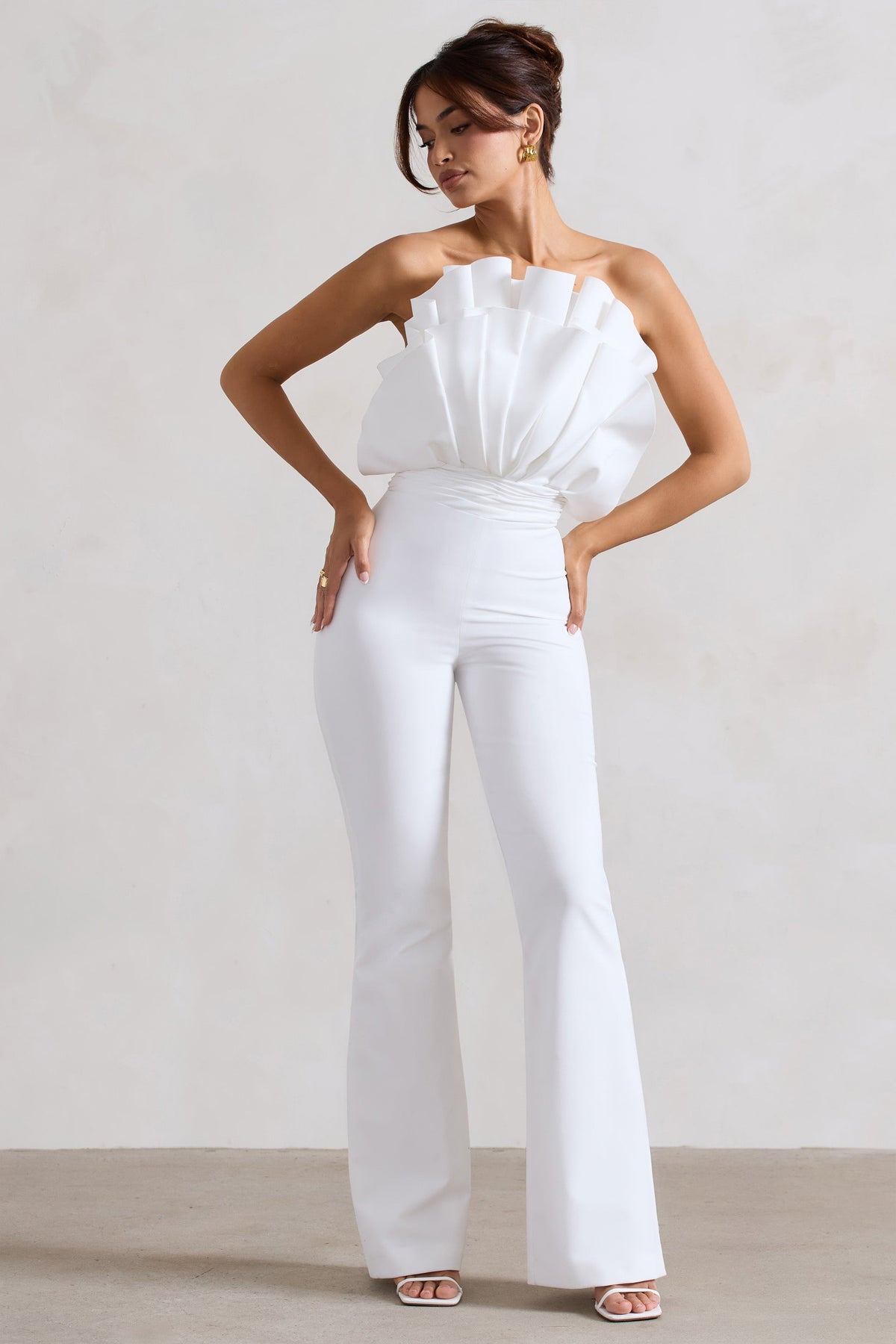 Nicia | Weißer rückenfreier Jumpsuit mit Rüschen und ausgestelltem Bein
