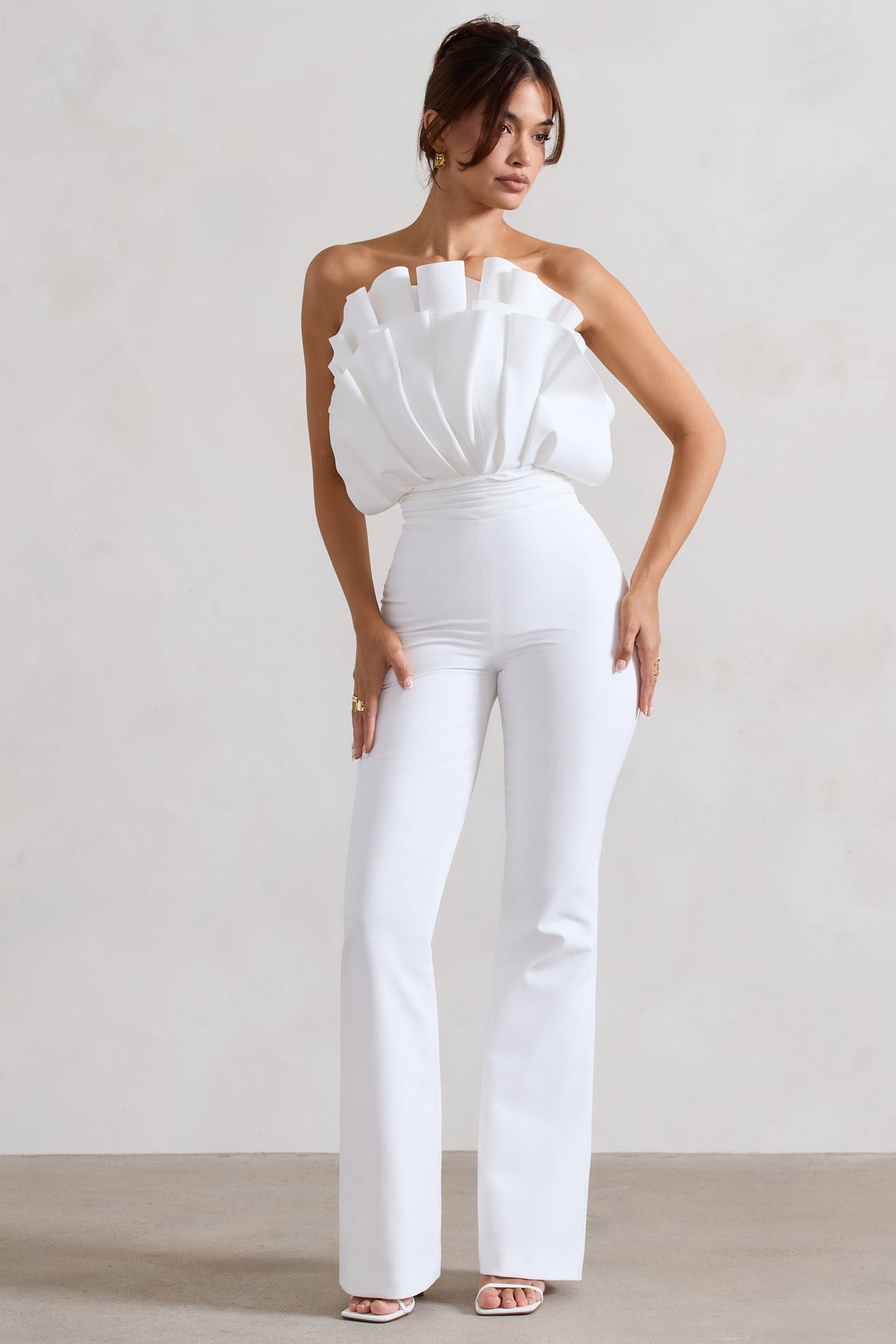 Nicia | Weißer rückenfreier Jumpsuit mit Rüschen und ausgestelltem Bein