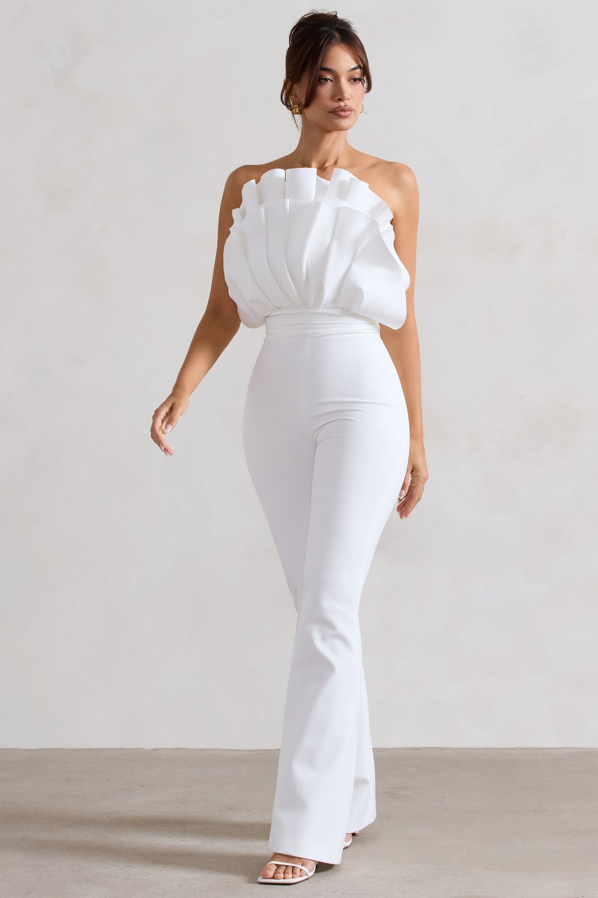 Nicia | Weißer rückenfreier Jumpsuit mit Rüschen und ausgestelltem Bein