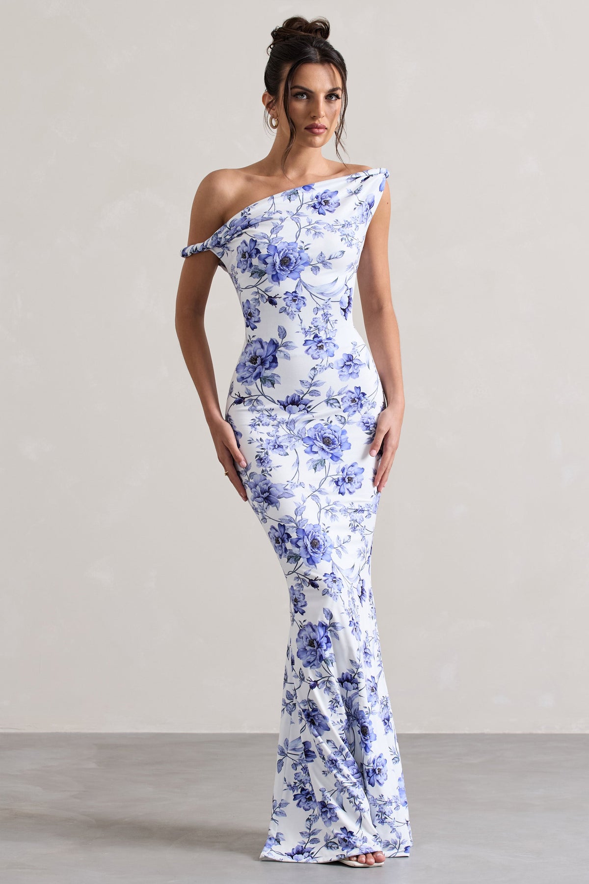 Lita | Blaues Blumenmuster-Maxikleid mit verdrehtem asymmetrischen Schnitt