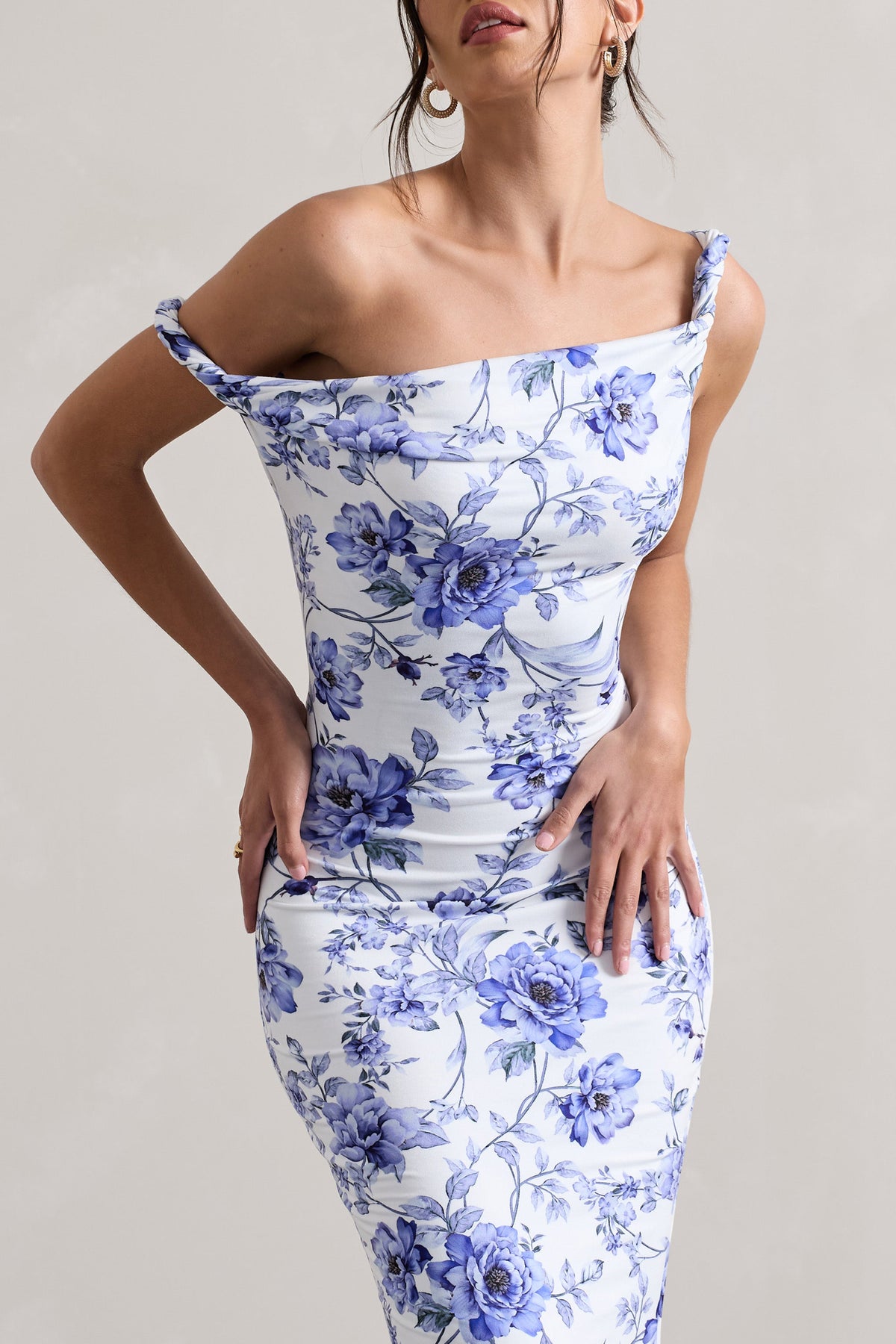 Lita | Blaues Blumenmuster-Maxikleid mit verdrehtem asymmetrischen Schnitt