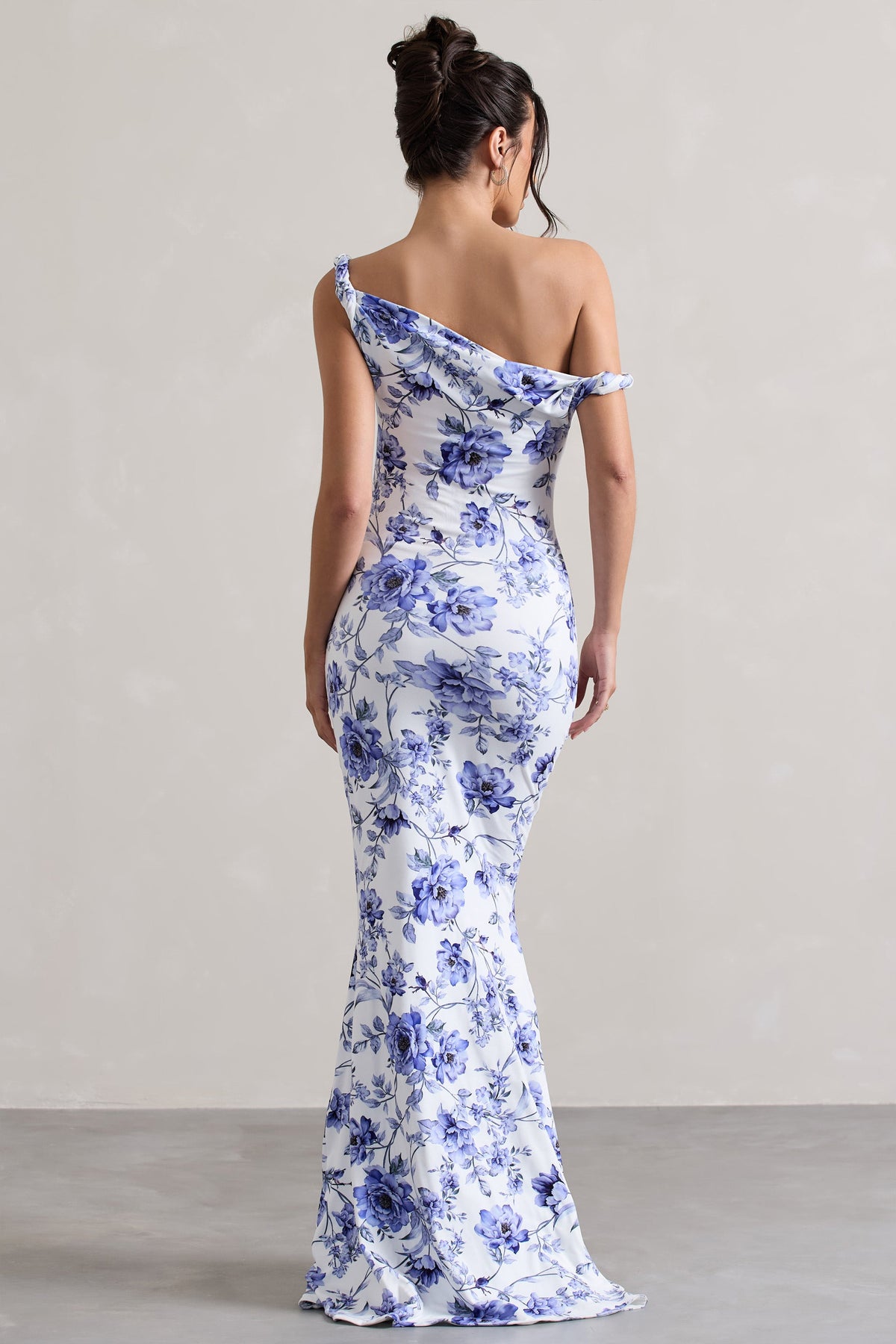 Lita | Blaues Blumenmuster-Maxikleid mit verdrehtem asymmetrischen Schnitt