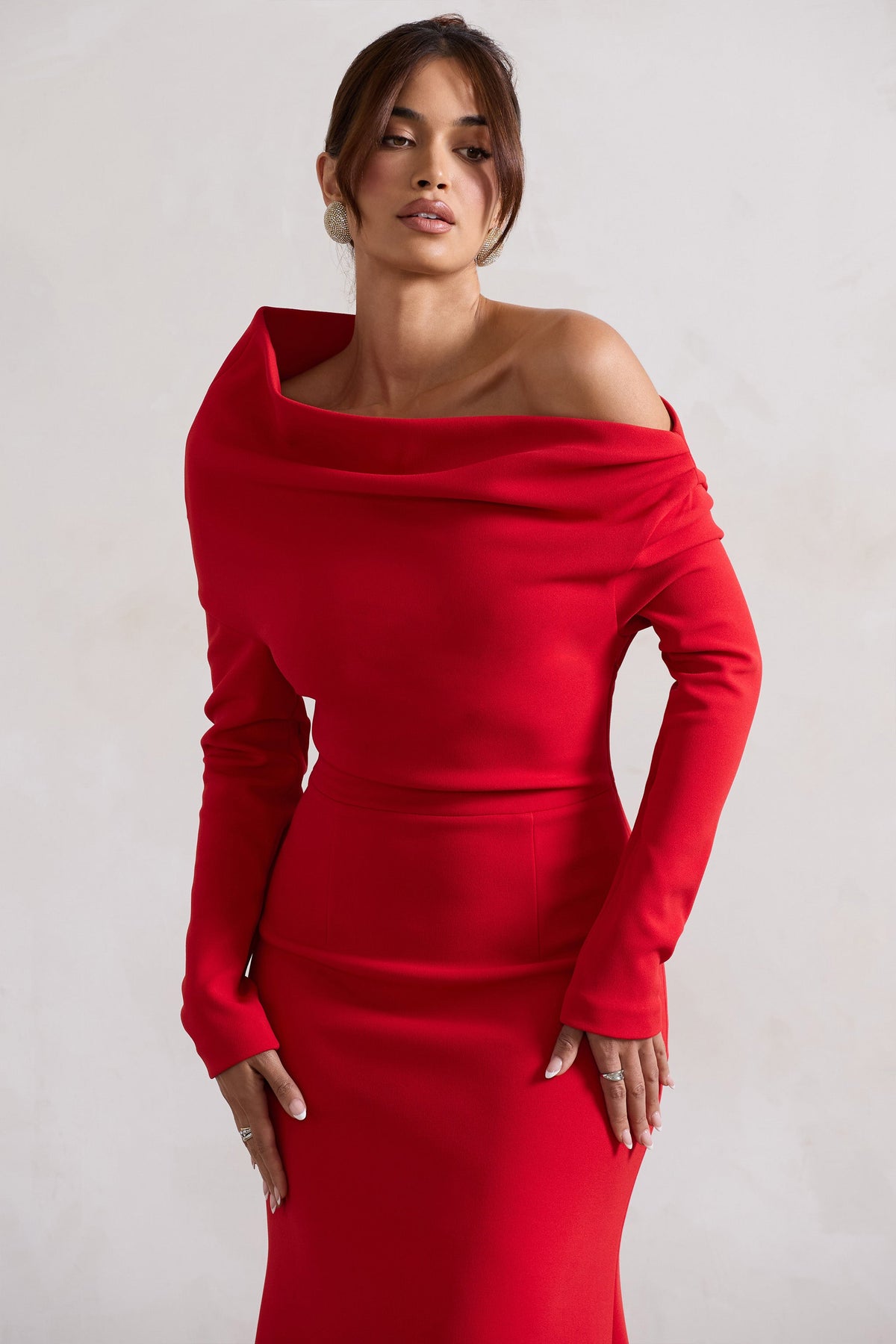 Lou | Rotes Maxikleid mit einer Schulter und asymmetrischem Schnitt