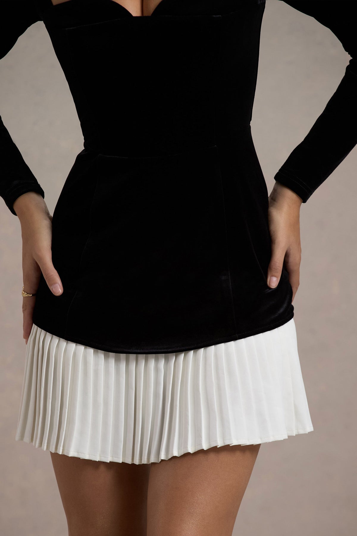 Americano | Schwarzes Samt-Sweetheart-Minikleid mit langen Ärmeln