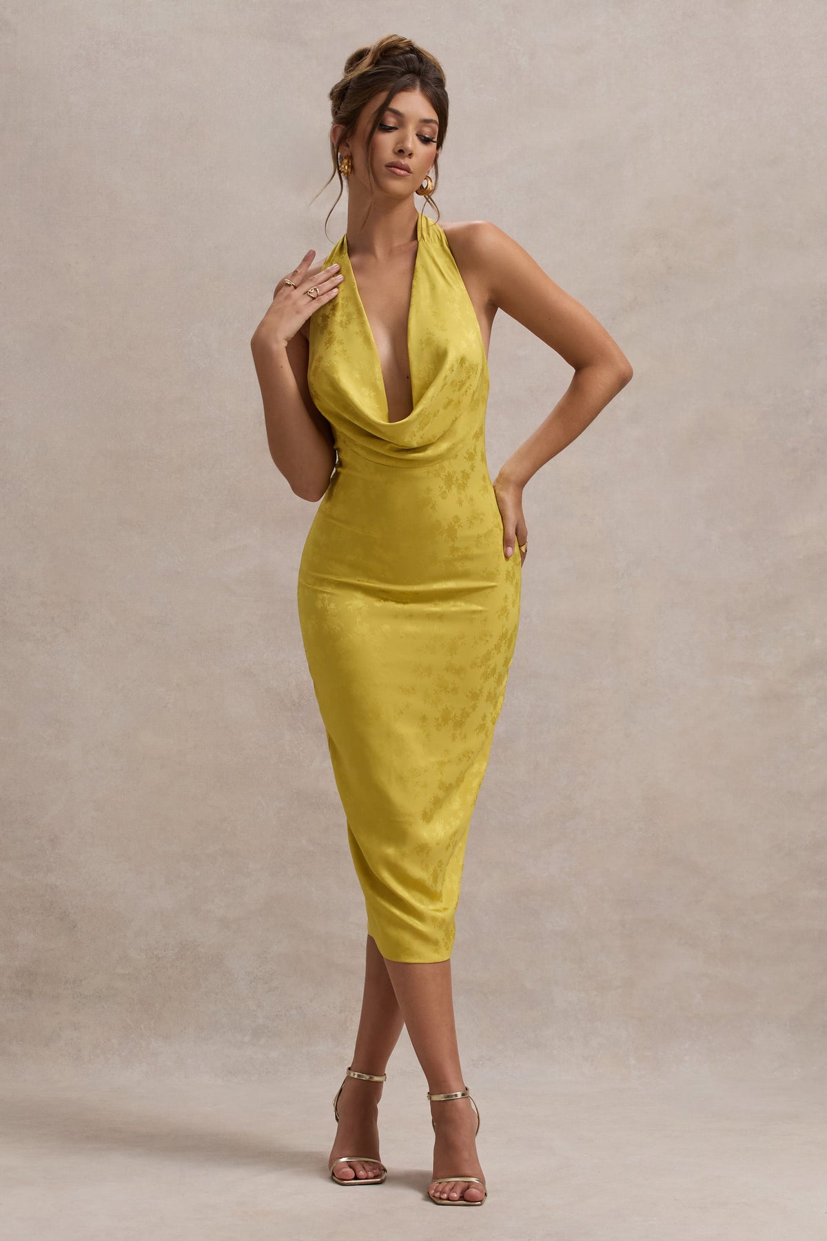 Maciza | Satin Jacquard Midikleid mit Wasserfallausschnitt in Senfgelb