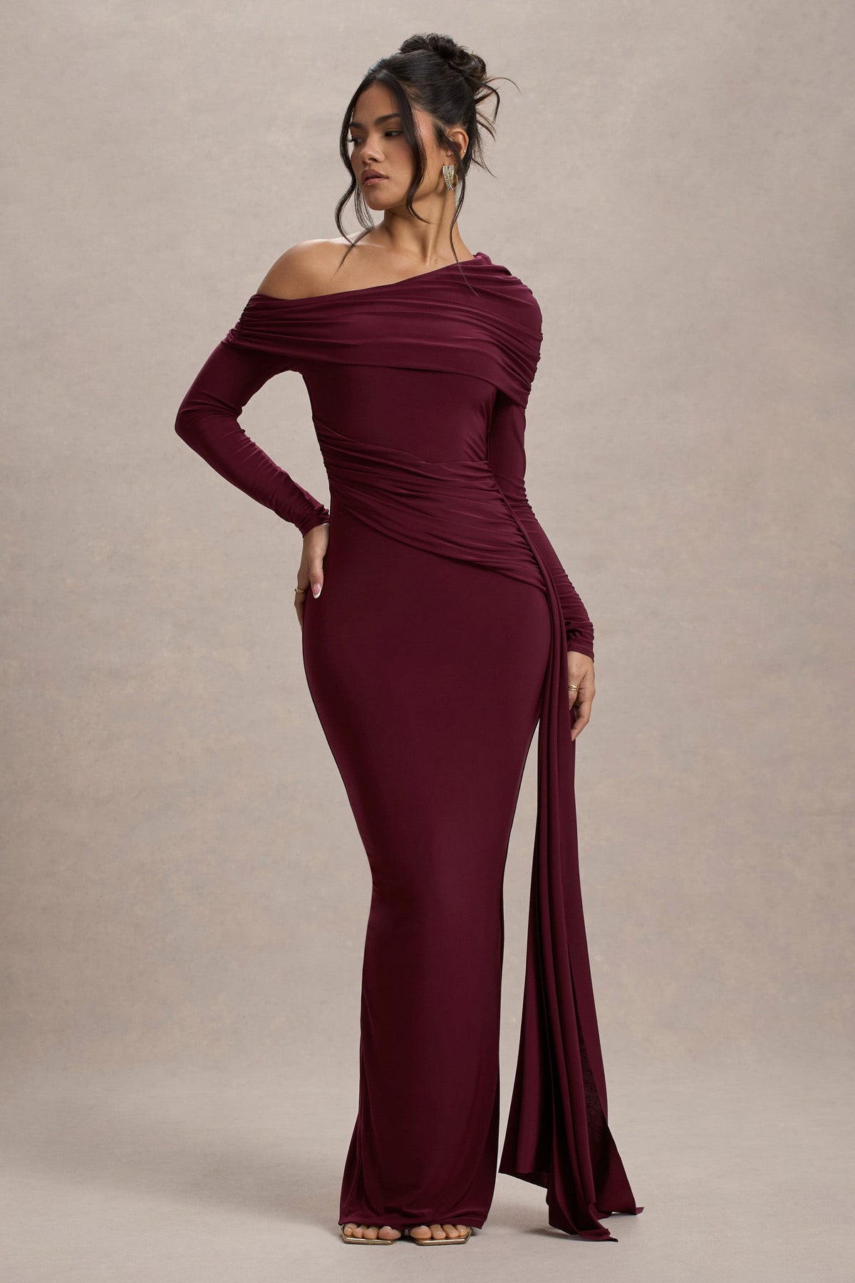 Valina | Burgunderrotes Maxikleid mit Raffungen, asymmetrischem Schnitt und Drapierung