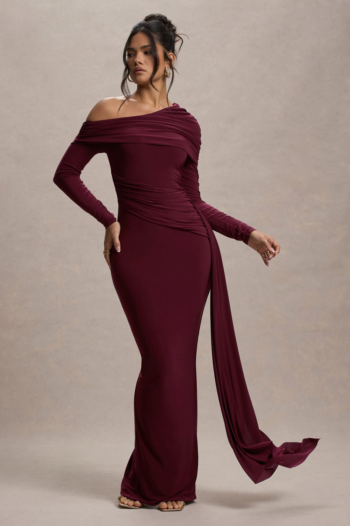 Valina | Burgunderrotes Maxikleid mit Raffungen, asymmetrischem Schnitt und Drapierung
