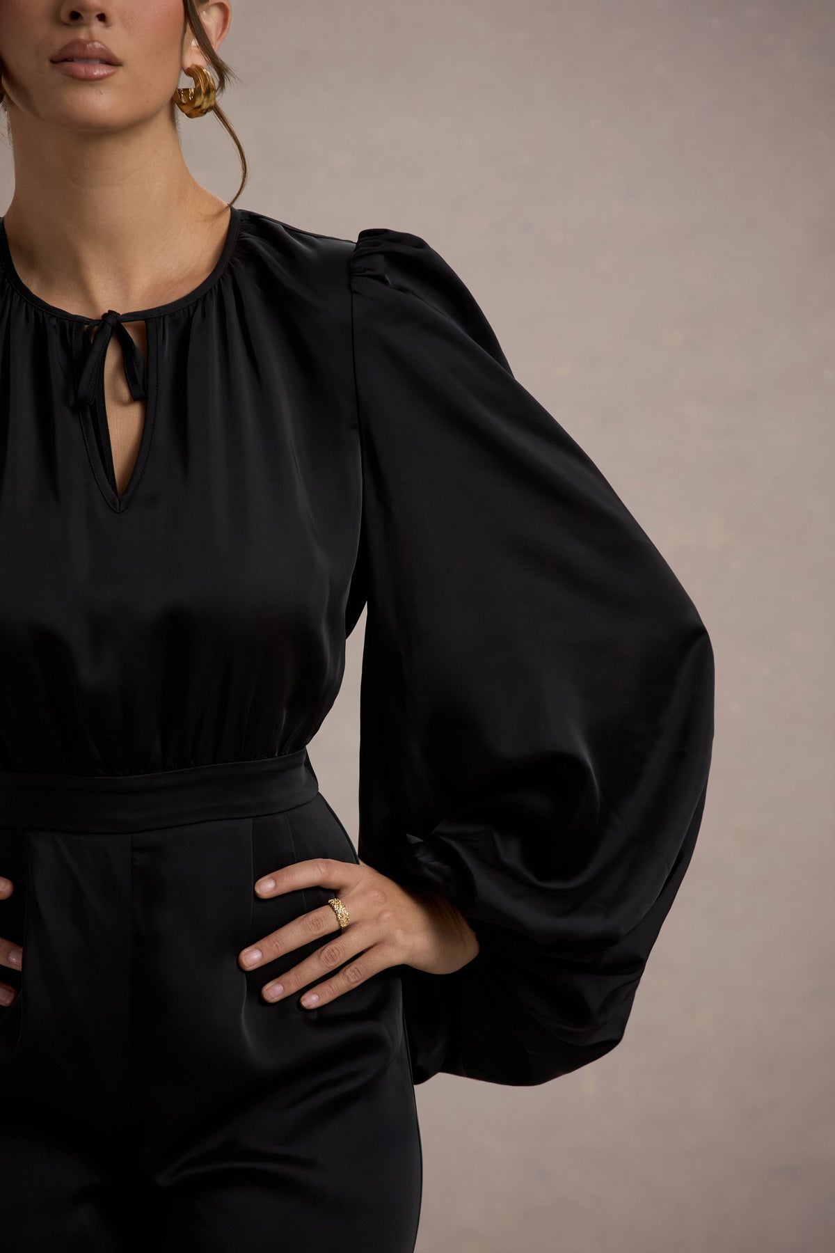Suzanna | Schwarzer Satin-Jumpsuit mit Puffärmeln und weitem Bein