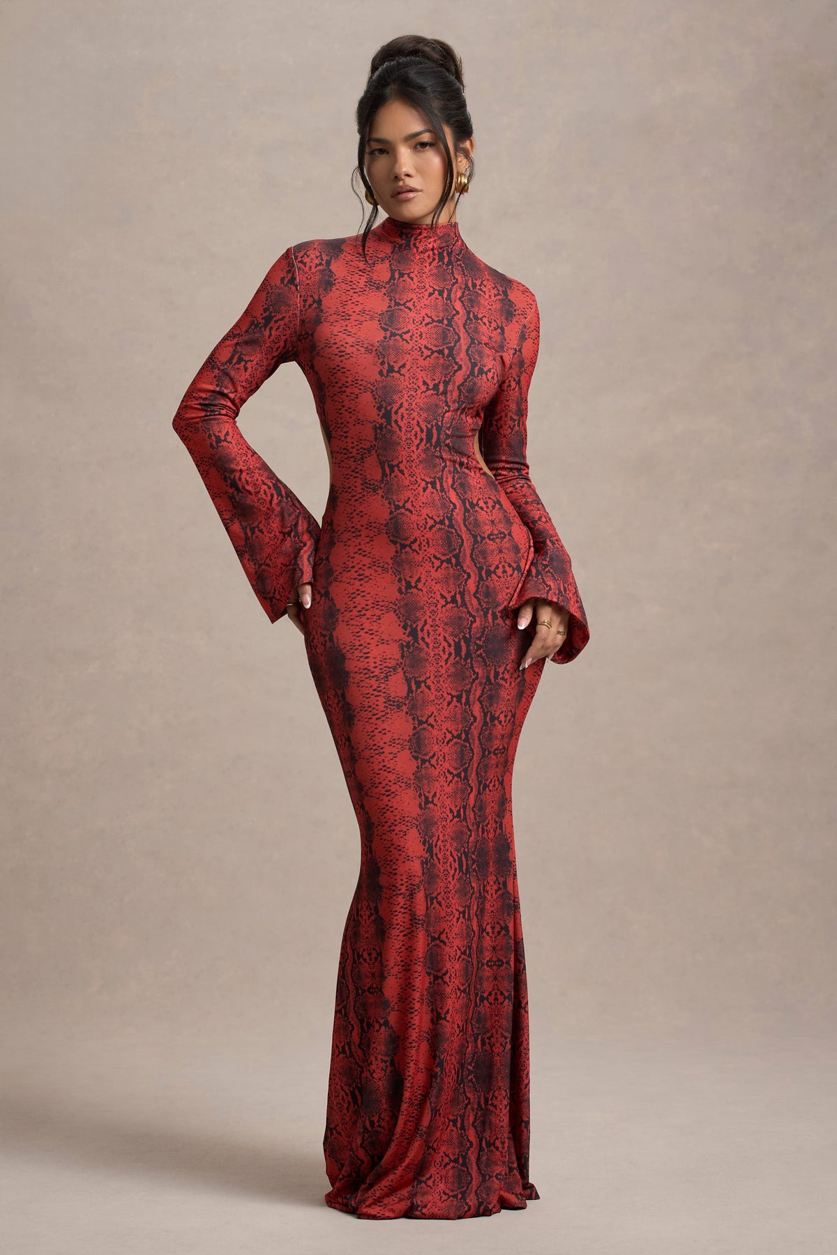 Arabia | Rotes Maxikleid mit Schlangenmuster, hohem Ausschnitt und Cut-Outs