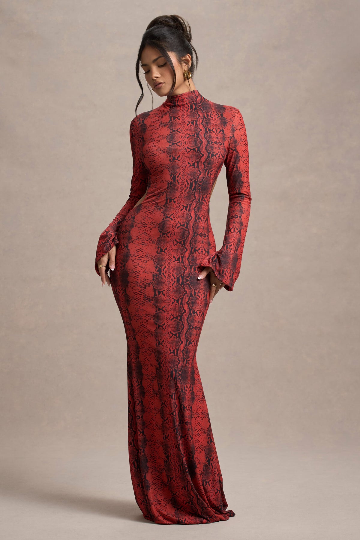 Arabia | Rotes Maxikleid mit Schlangenmuster, hohem Ausschnitt und Cut-Outs
