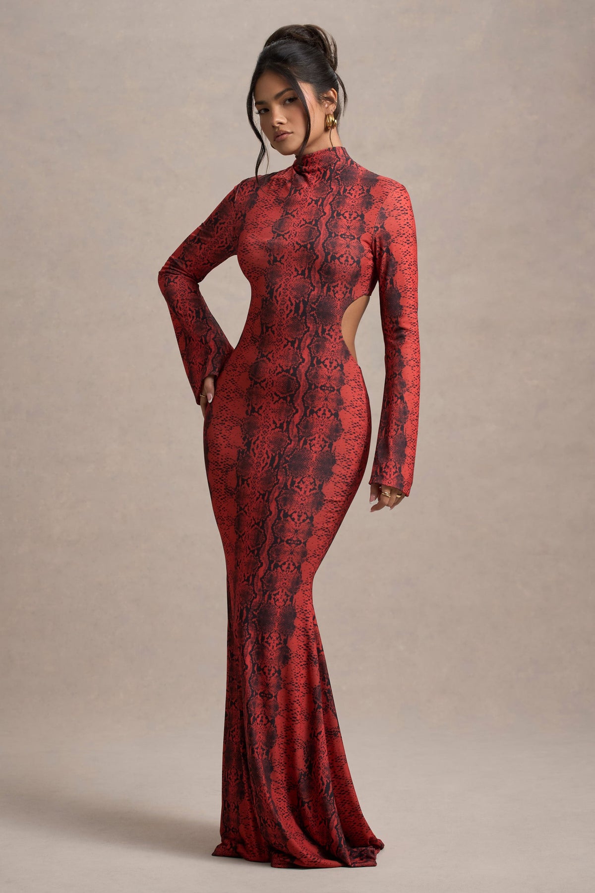 Arabia | Rotes Maxikleid mit Schlangenmuster, hohem Ausschnitt und Cut-Outs