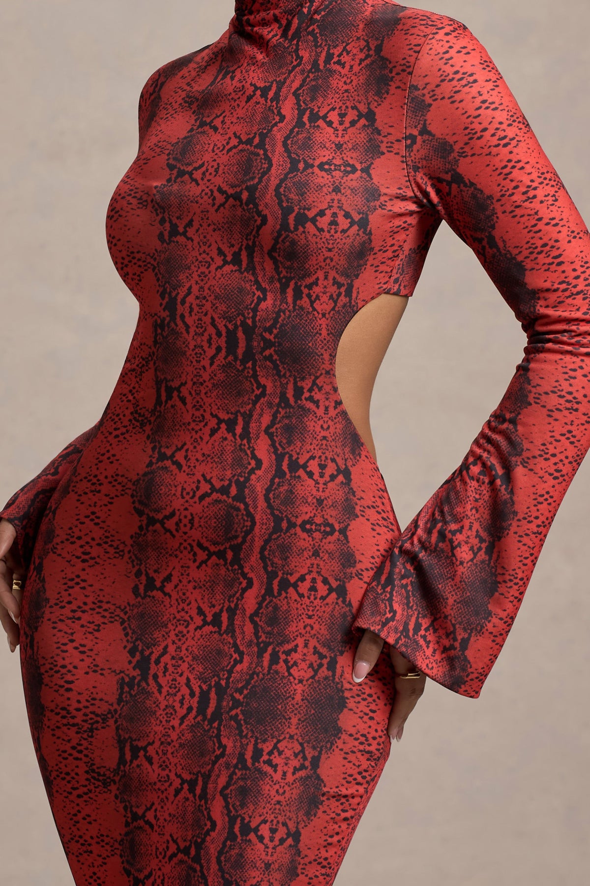 Arabia | Rotes Maxikleid mit Schlangenmuster, hohem Ausschnitt und Cut-Outs