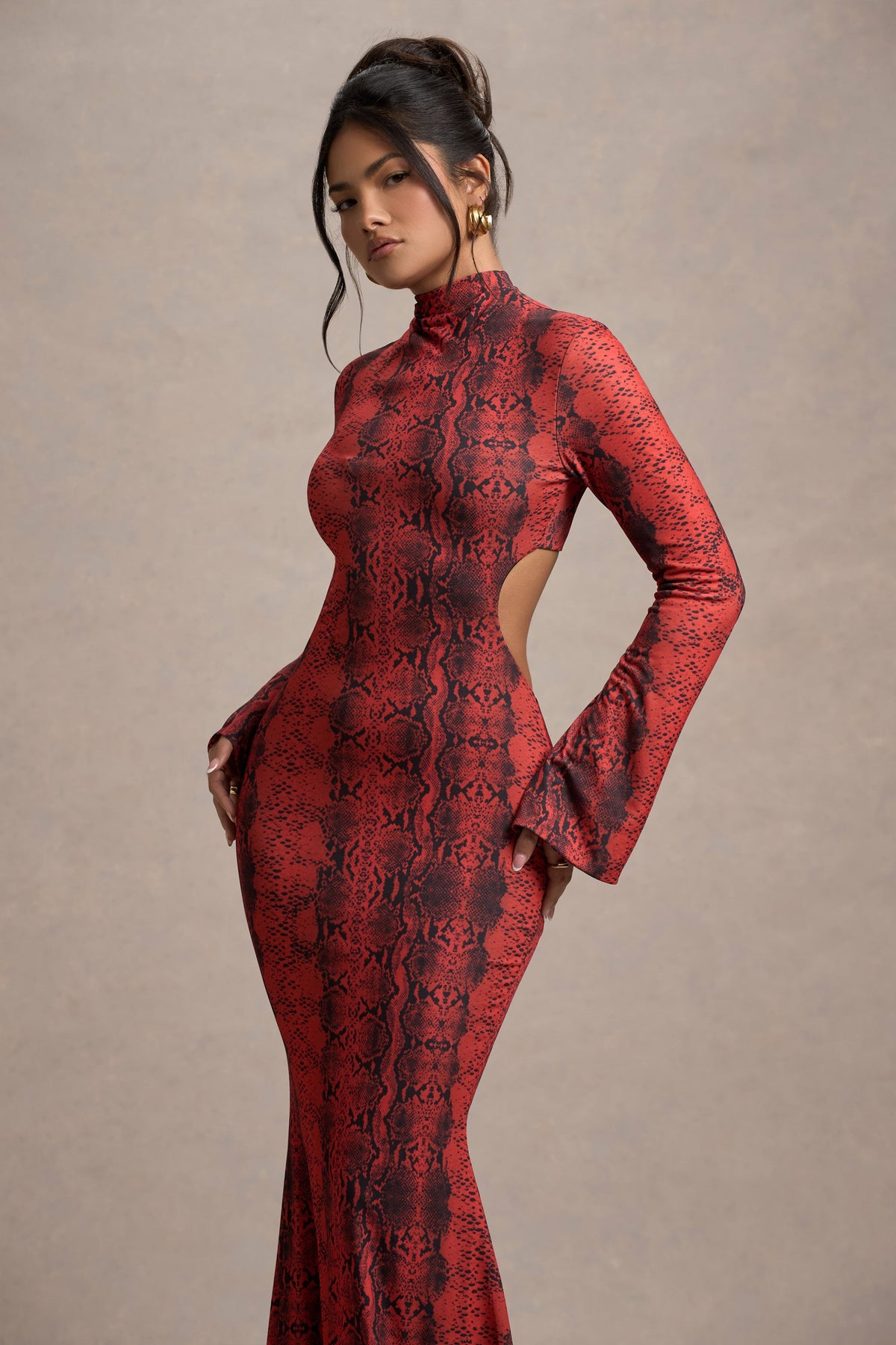 Arabia | Rotes Maxikleid mit Schlangenmuster, hohem Ausschnitt und Cut-Outs