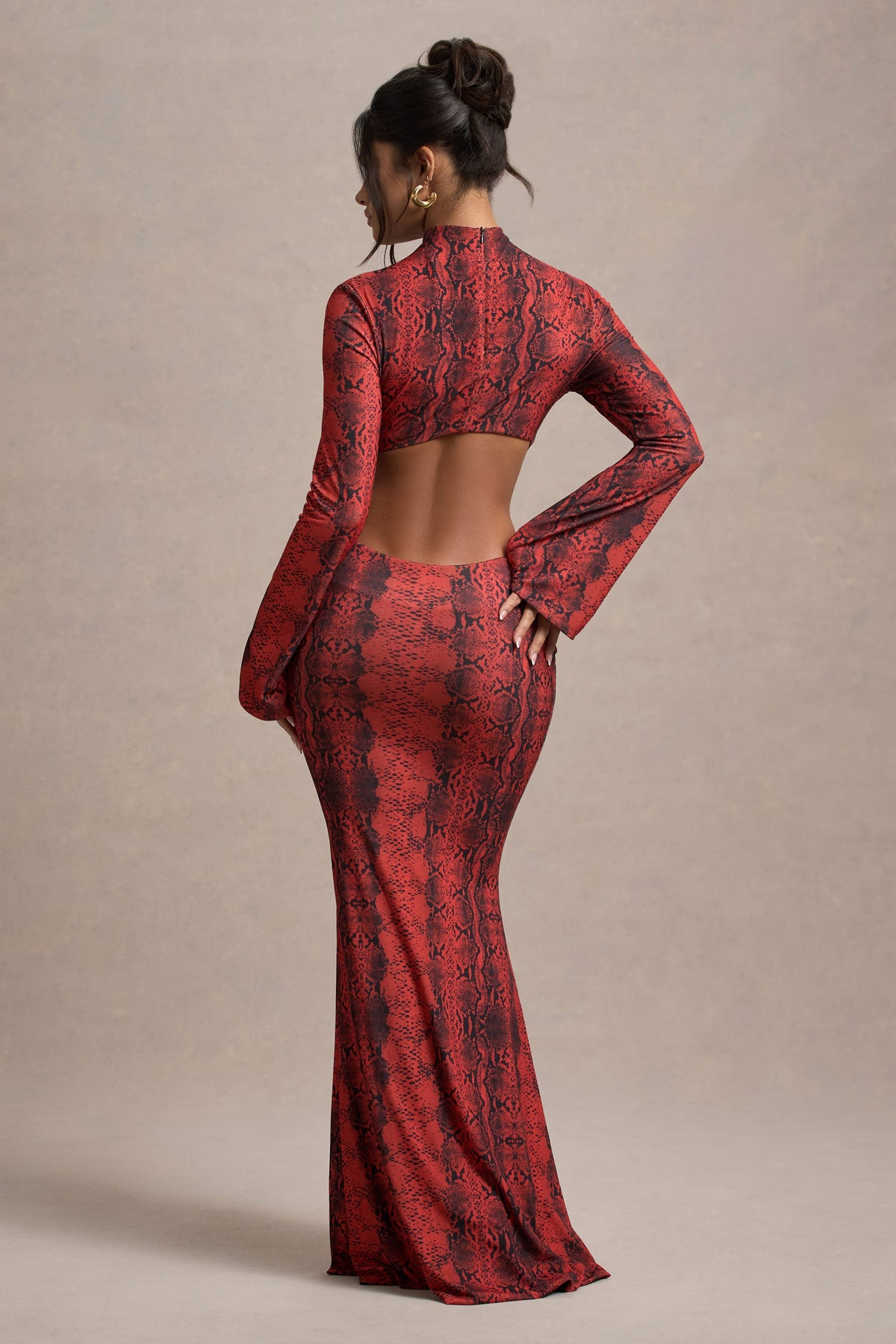 Arabia | Rotes Maxikleid mit Schlangenmuster, hohem Ausschnitt und Cut-Outs