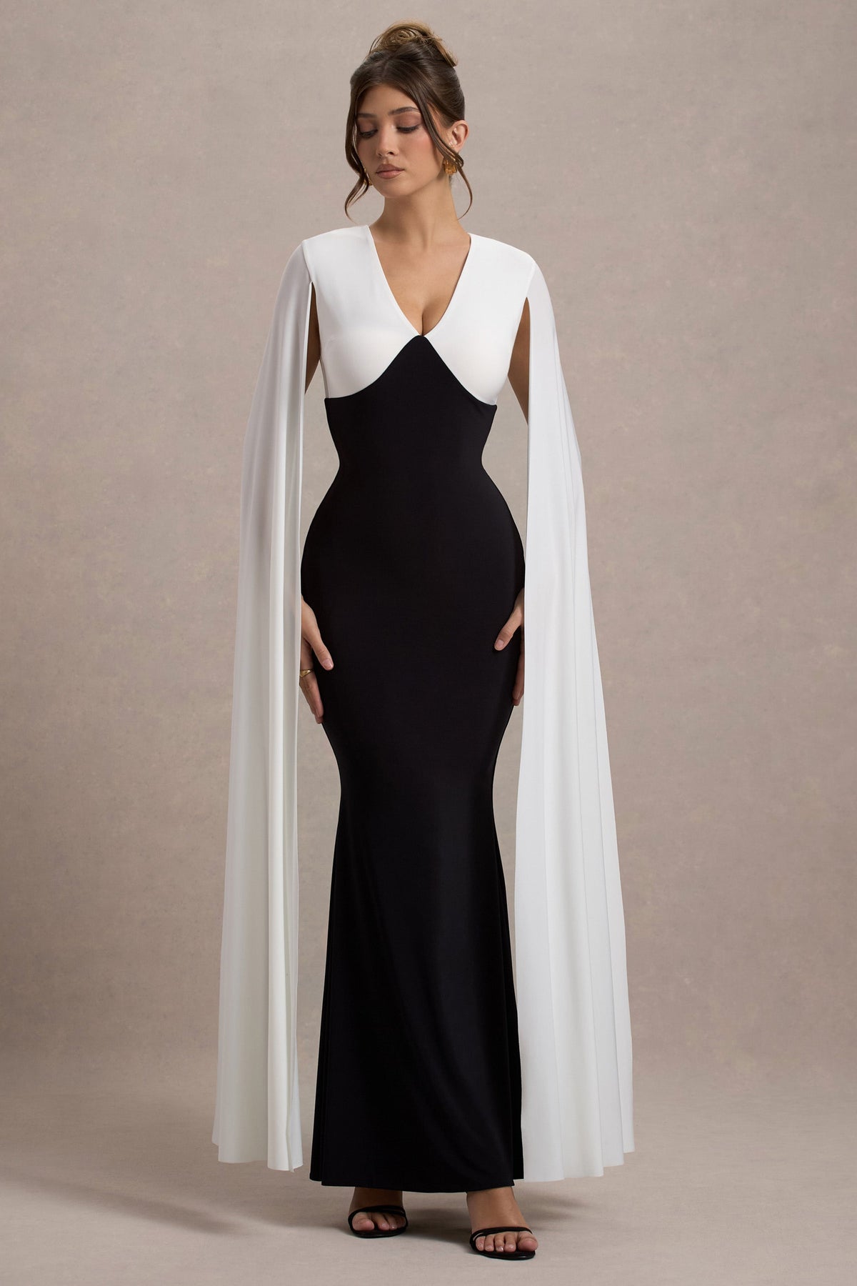 Grace Kelly | Schwarz-weißes Maxikleid mit tiefem Ausschnitt und Cape-Ärmeln
