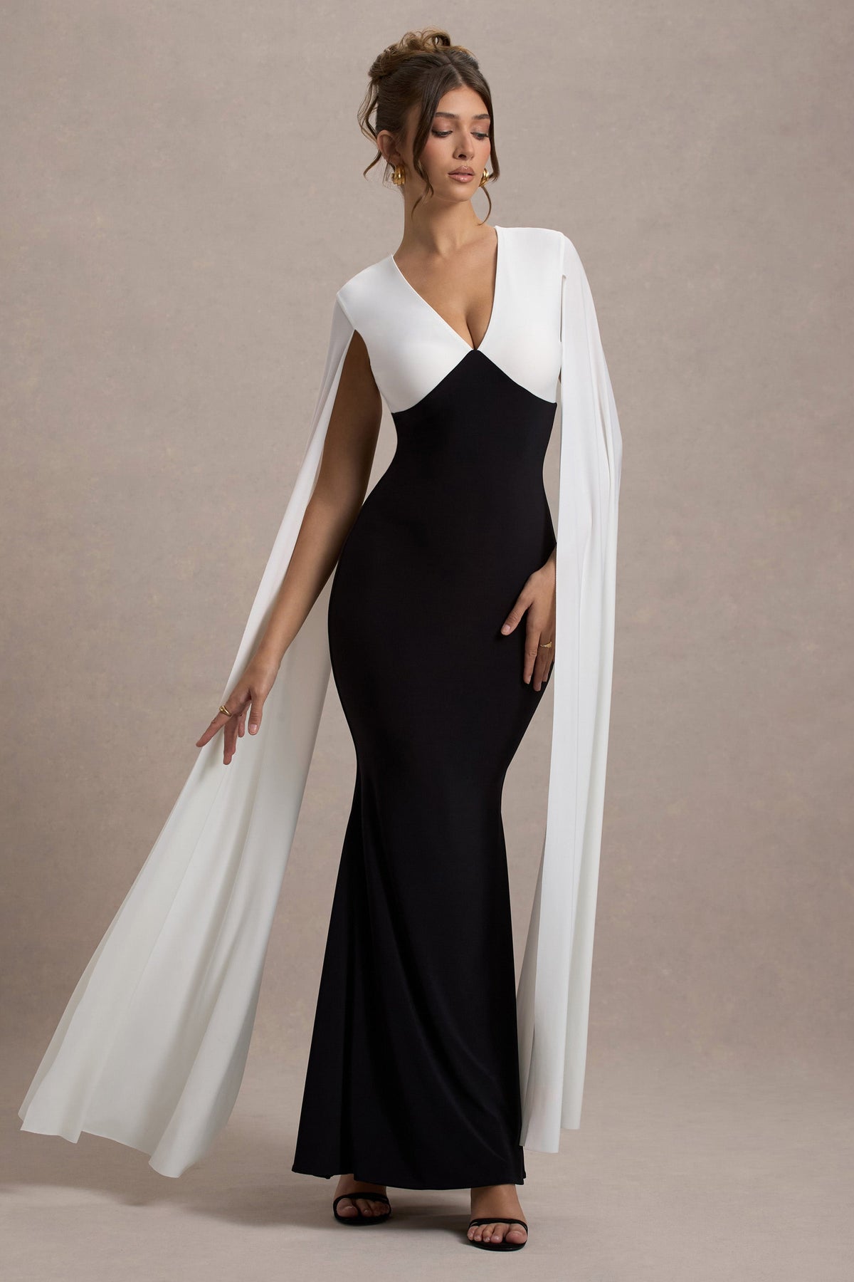 Grace Kelly | Schwarz-weißes Maxikleid mit tiefem Ausschnitt und Cape-Ärmeln