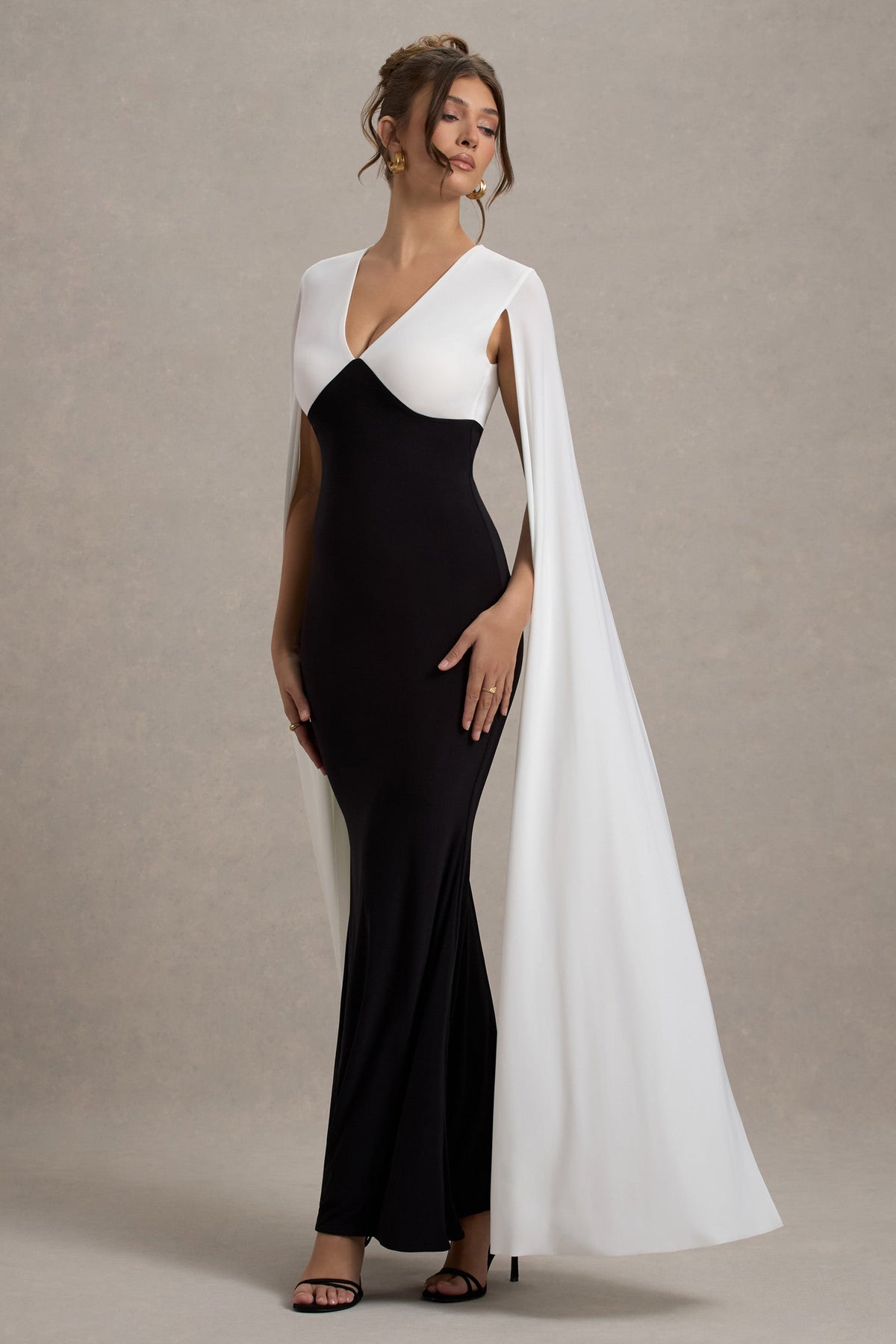 Grace Kelly | Schwarz-weißes Maxikleid mit tiefem Ausschnitt und Cape-Ärmeln