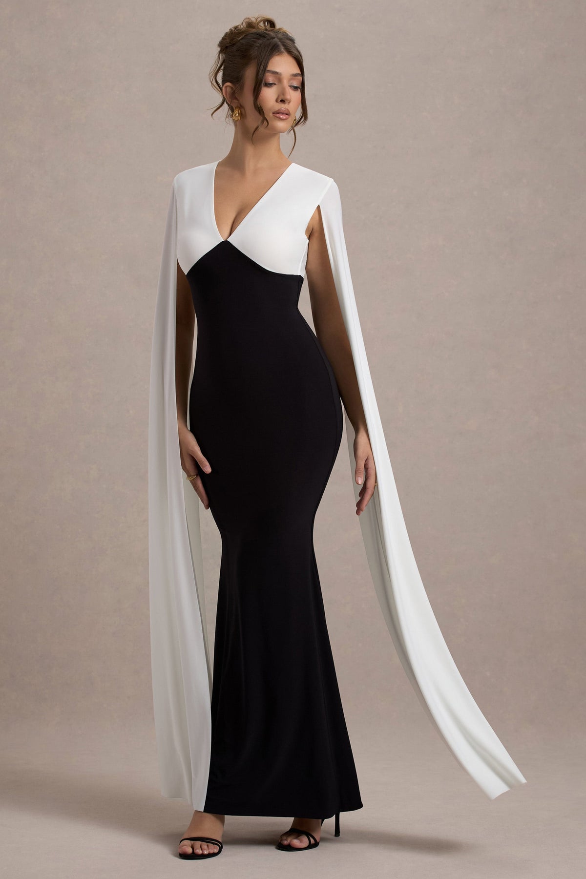 Grace Kelly | Schwarz-weißes Maxikleid mit tiefem Ausschnitt und Cape-Ärmeln