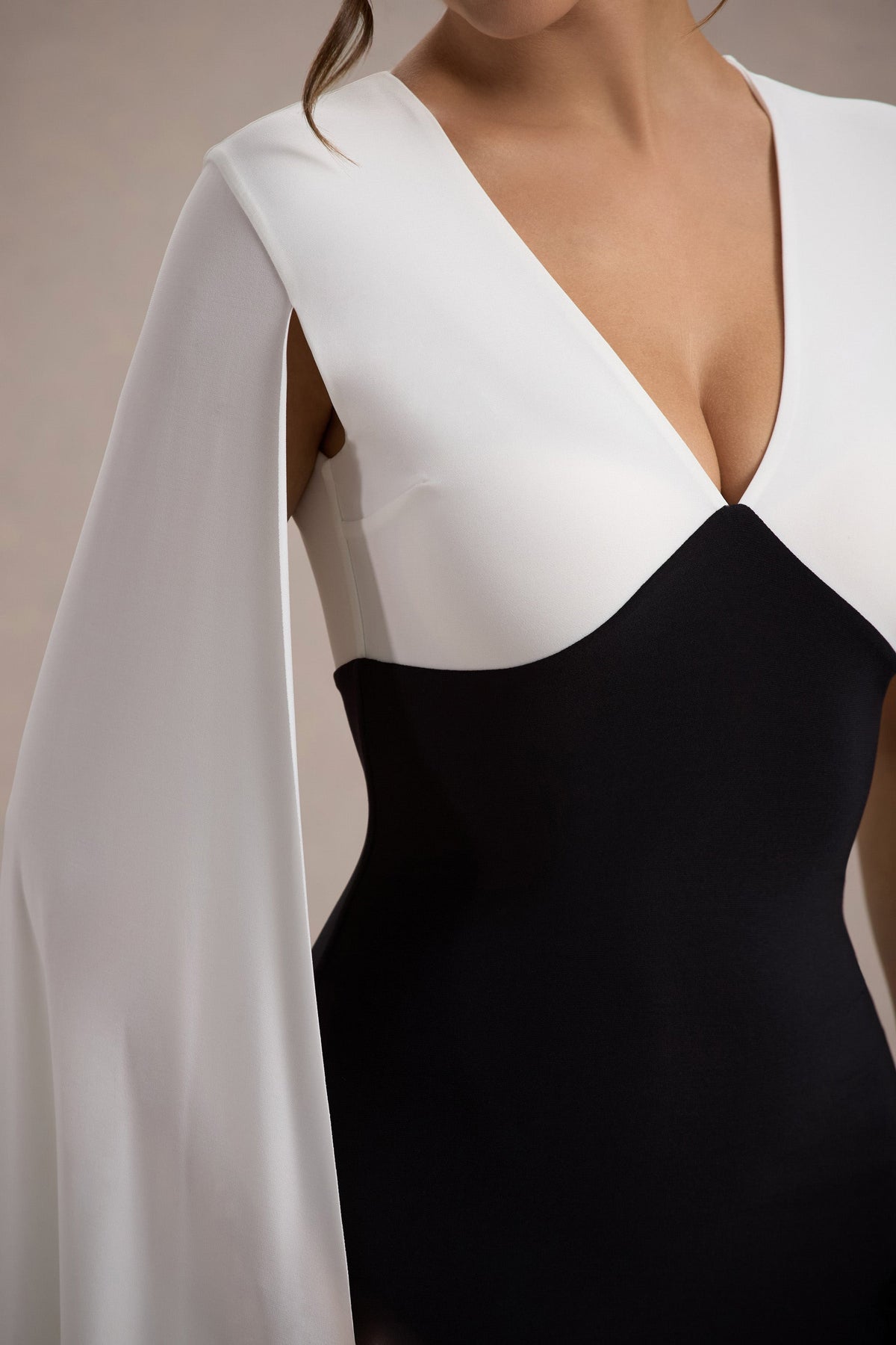 Grace Kelly | Schwarz-weißes Maxikleid mit tiefem Ausschnitt und Cape-Ärmeln
