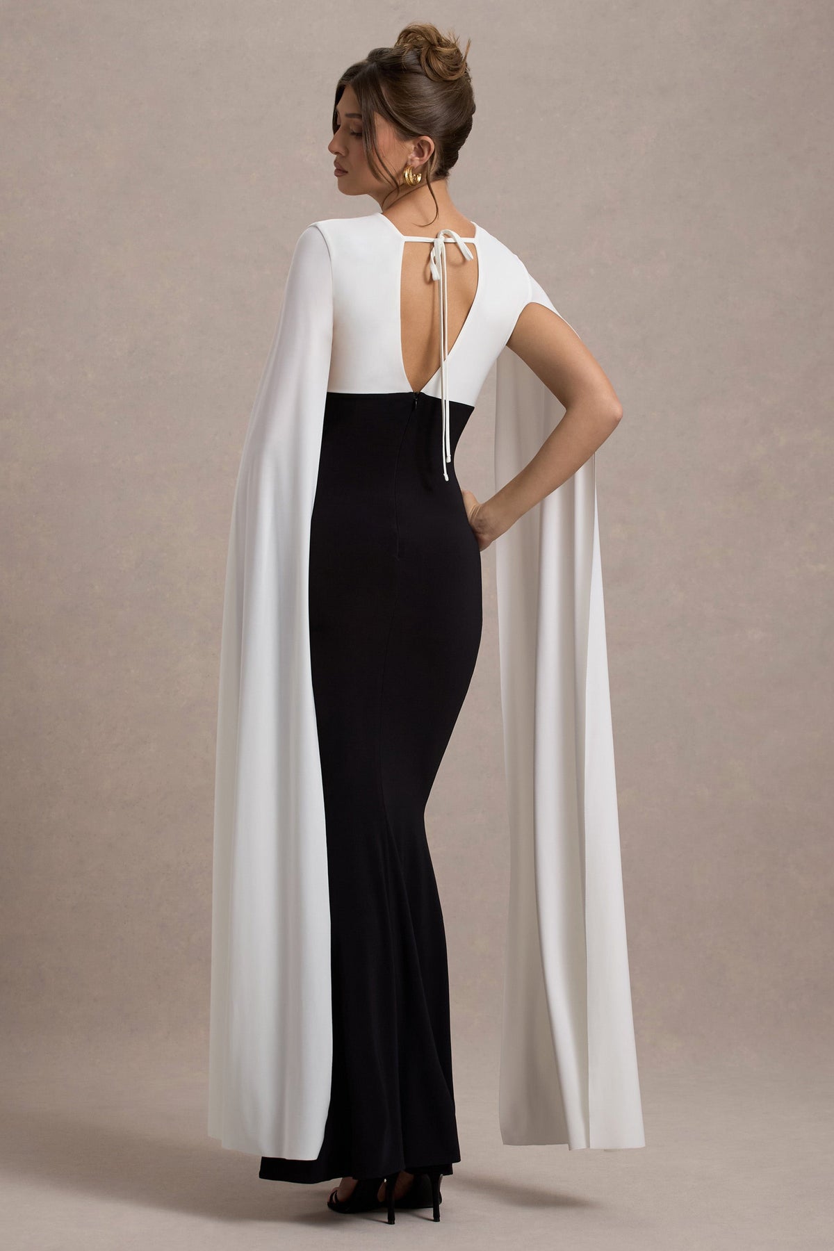 Grace Kelly | Schwarz-weißes Maxikleid mit tiefem Ausschnitt und Cape-Ärmeln