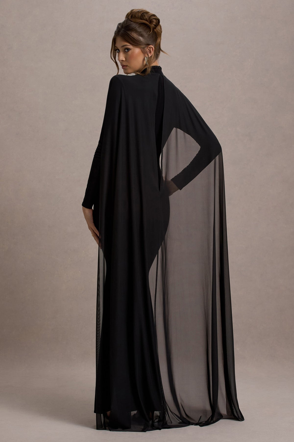 La Nuit | Schwarzes Maxi-Kleid mit hohem Kragen, langen Ärmeln und Umhang