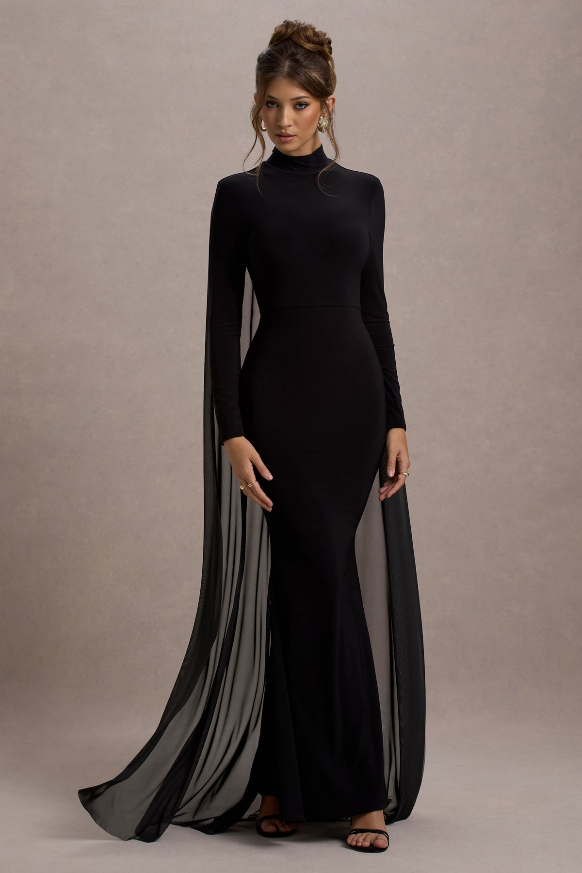 La Nuit | Schwarzes Maxi-Kleid mit hohem Kragen, langen Ärmeln und Umhang