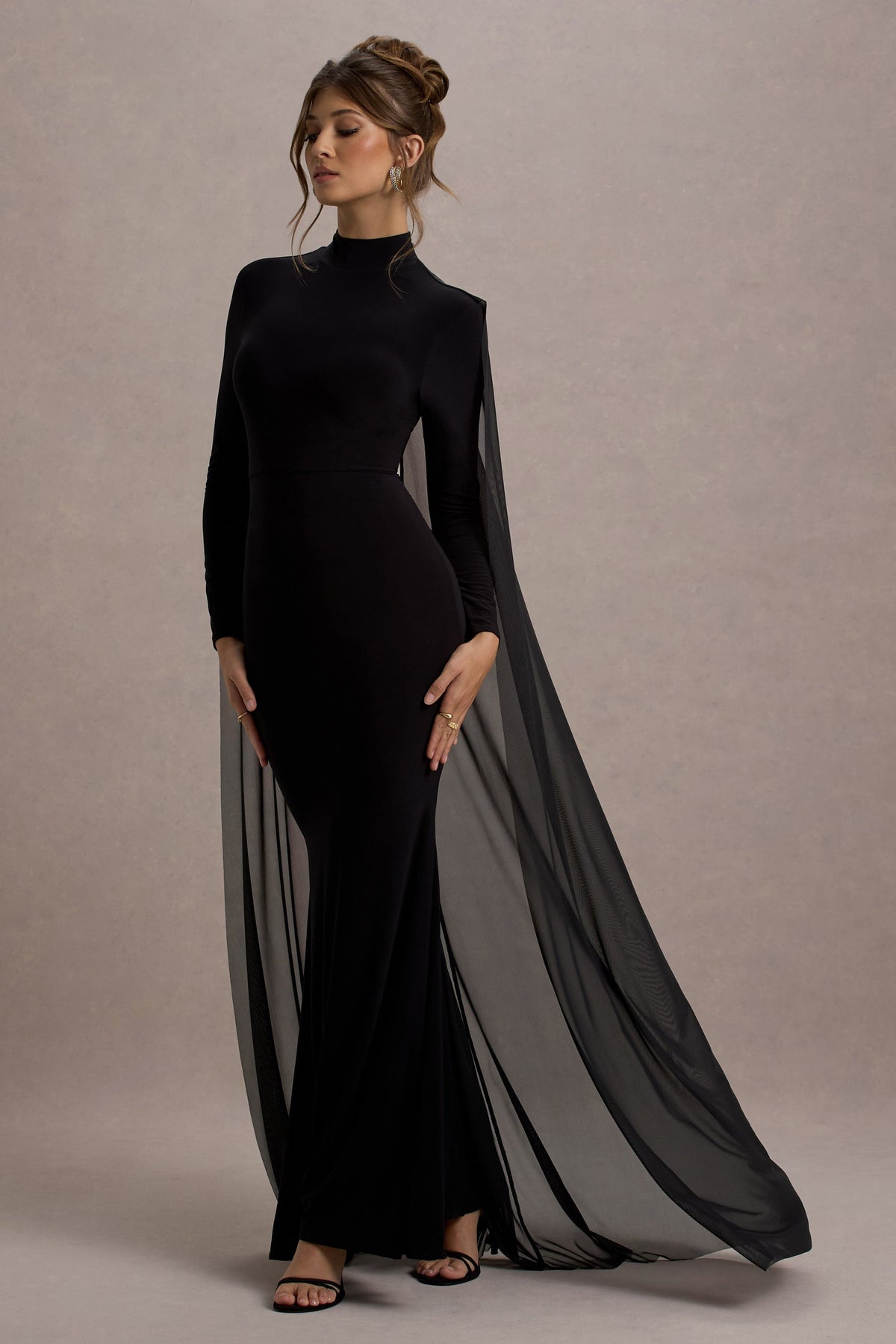 La Nuit | Schwarzes Maxi-Kleid mit hohem Kragen, langen Ärmeln und Umhang
