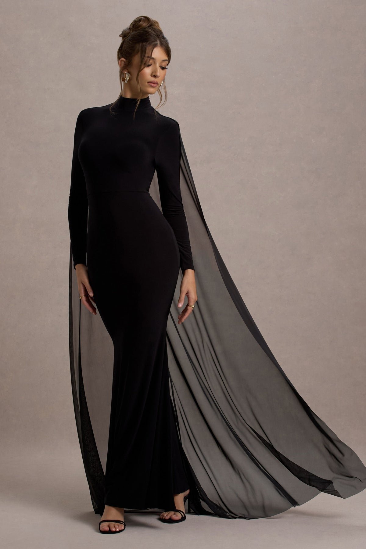 La Nuit | Schwarzes Maxi-Kleid mit hohem Kragen, langen Ärmeln und Umhang