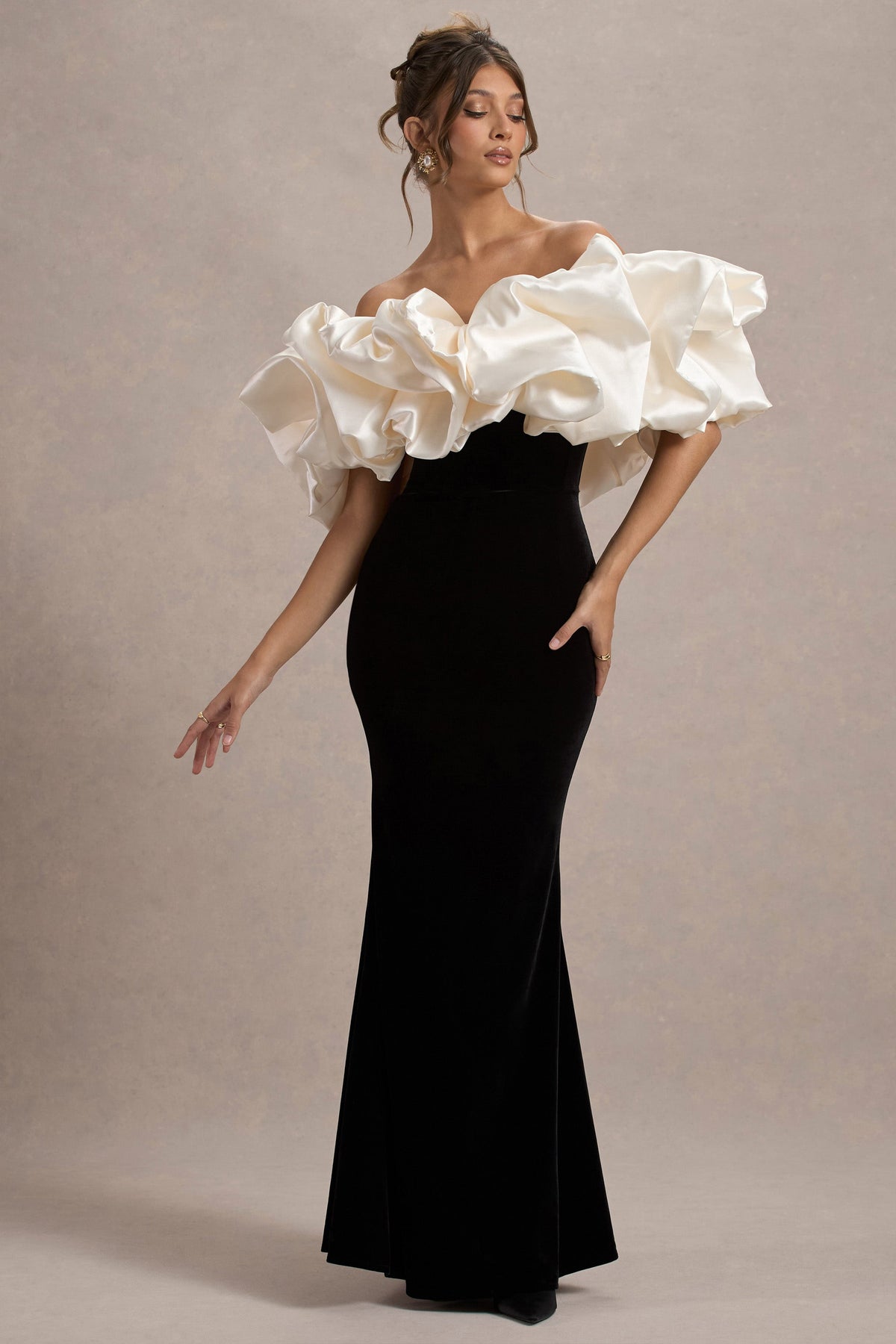 Cecily | Schwarzes Samt-Bardot-Maxikleid mit Satin-Rüschenbesatz