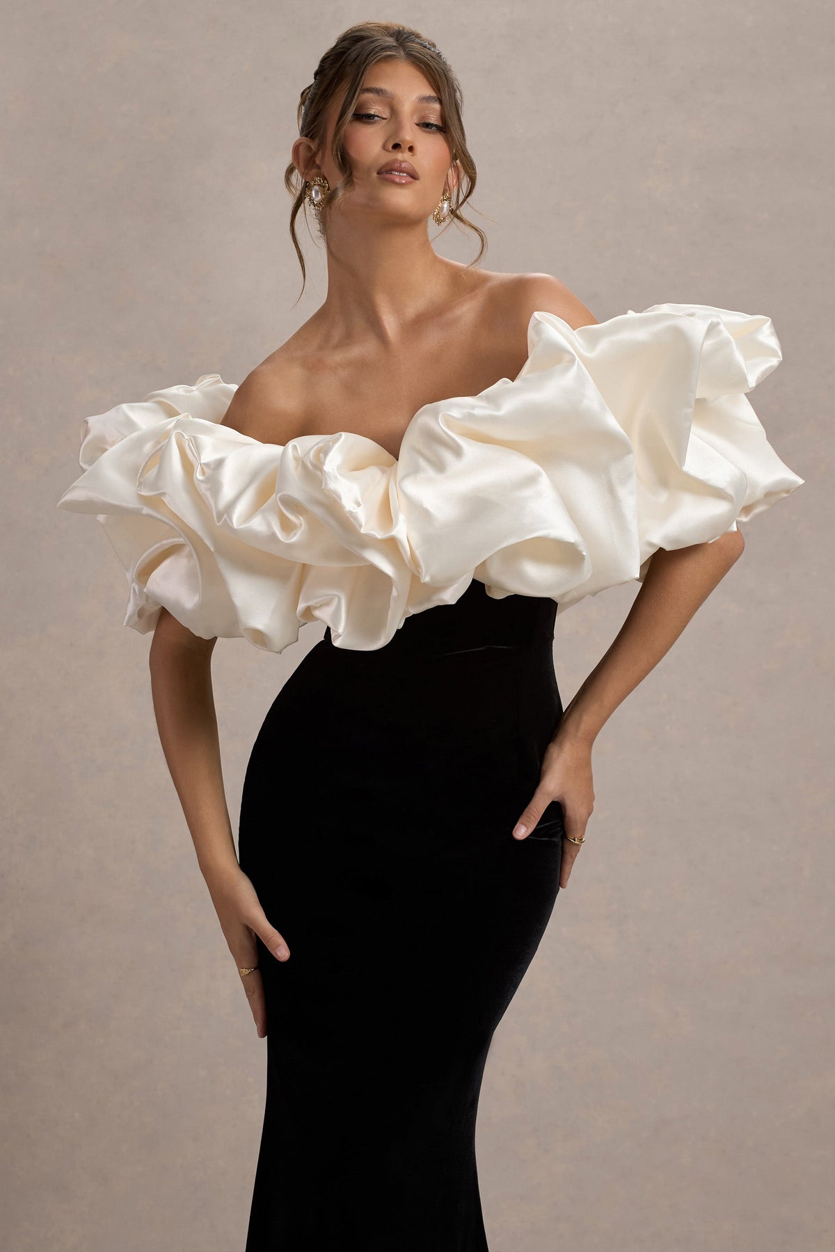 Cecily | Schwarzes Samt-Bardot-Maxikleid mit Satin-Rüschenbesatz