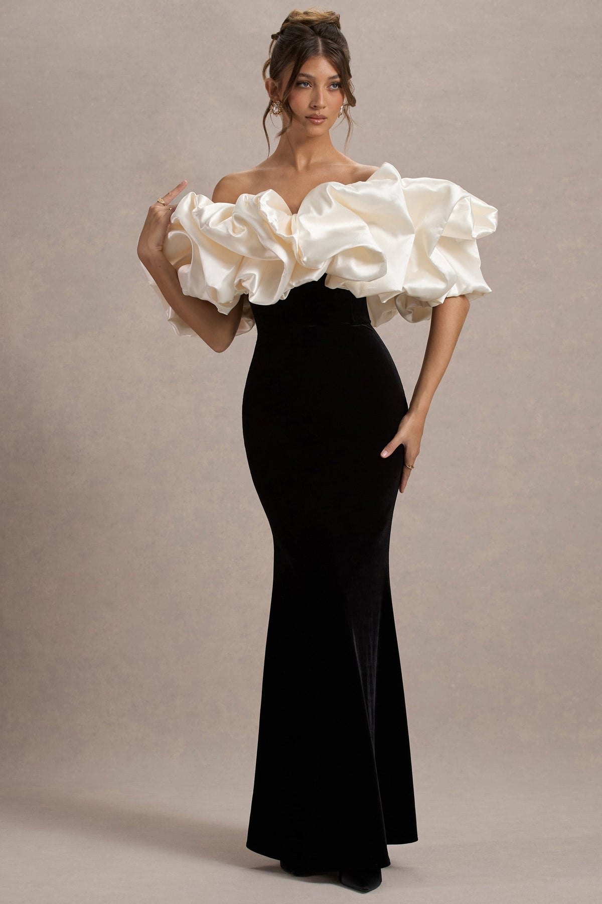 Cecily | Schwarzes Samt-Bardot-Maxikleid mit Satin-Rüschenbesatz