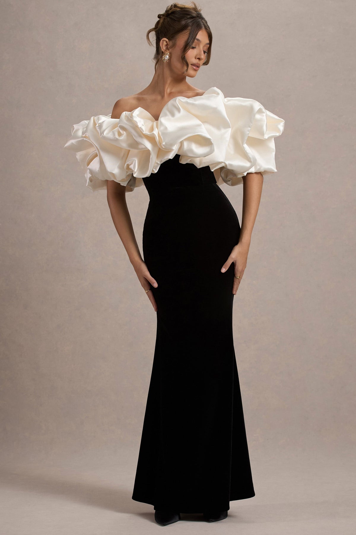 Cecily | Schwarzes Samt-Bardot-Maxikleid mit Satin-Rüschenbesatz