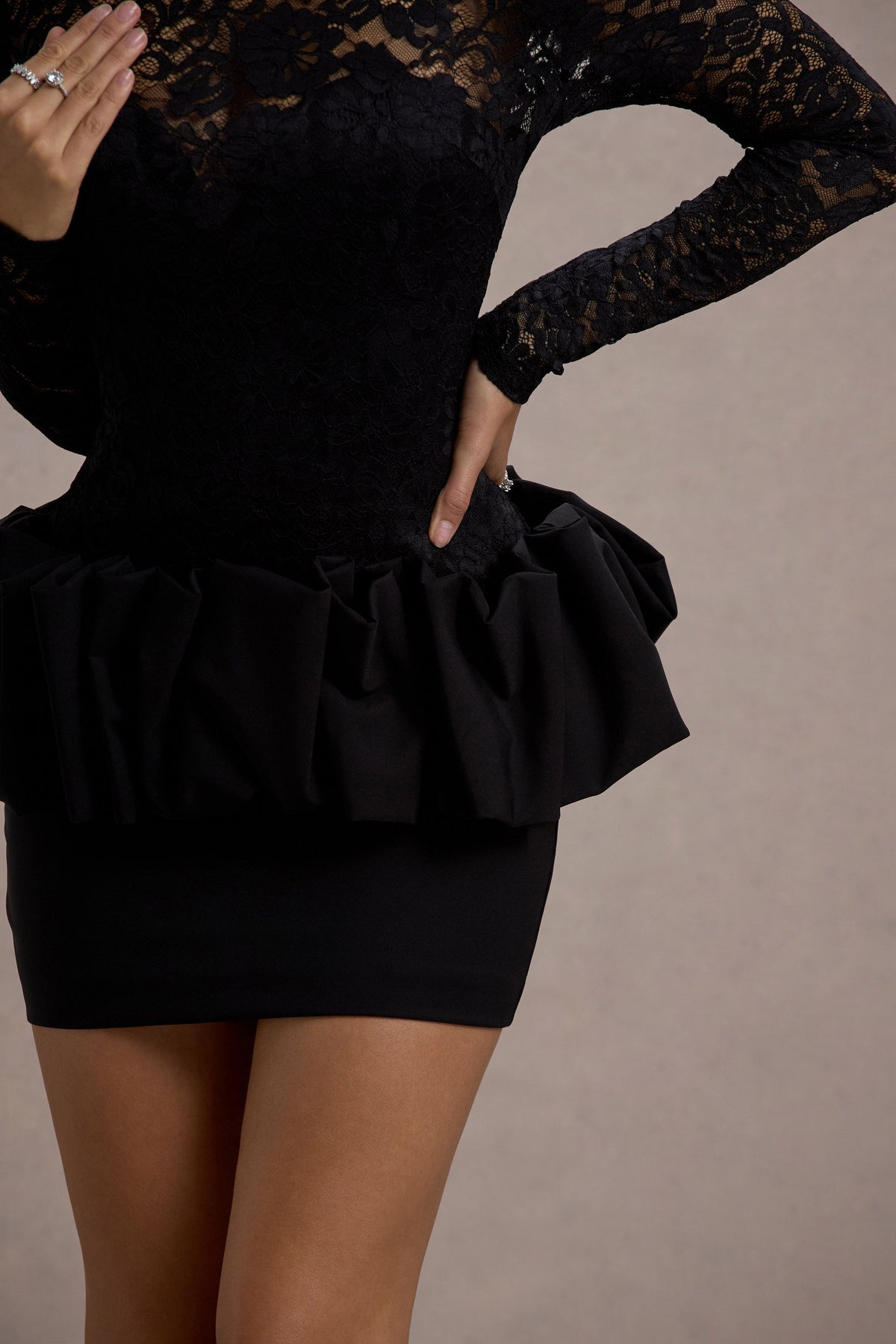 Antheia | Schwarzes Spitzen-Minikleid mit langen Ärmeln und Peplum.