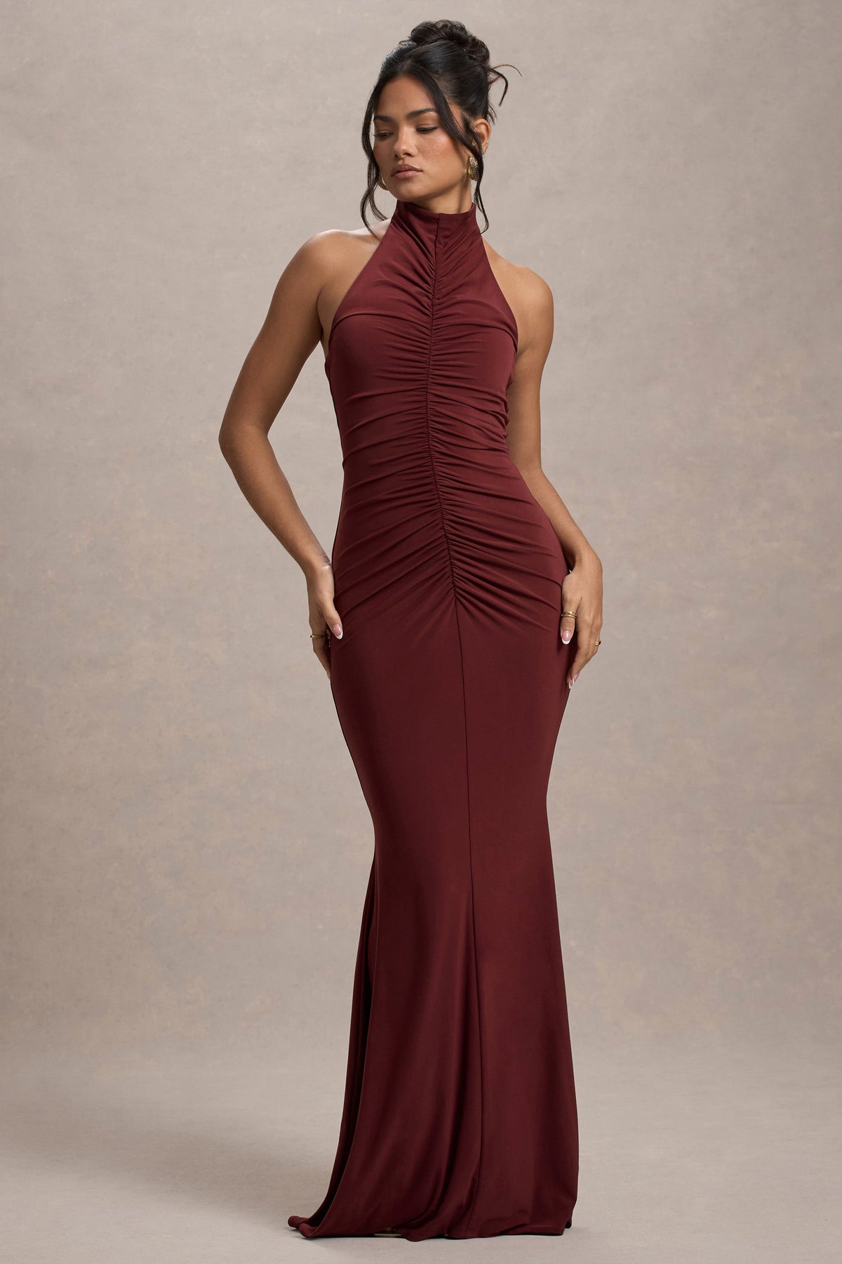 Arietta | Hochgeschlossenes, portfarbenes Maxikleid mit Raffung und Fischschwanz-Schnitt